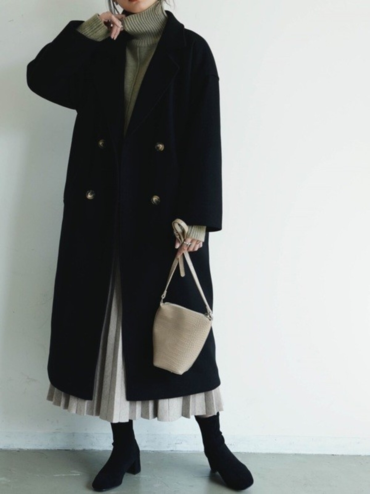 揺れ感のあるプリーツスカートをのぞかせると軽やかに 出典:WEAR
