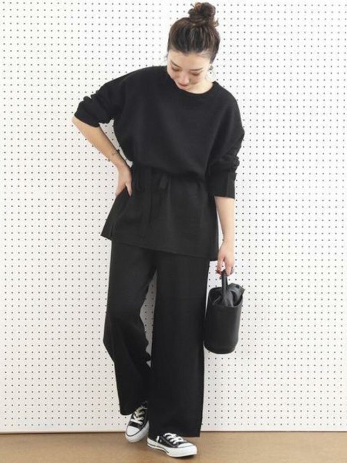 オールブラックコーデはまとめ髪や小物などで「抜けポイント」を作って 出典:WEAR