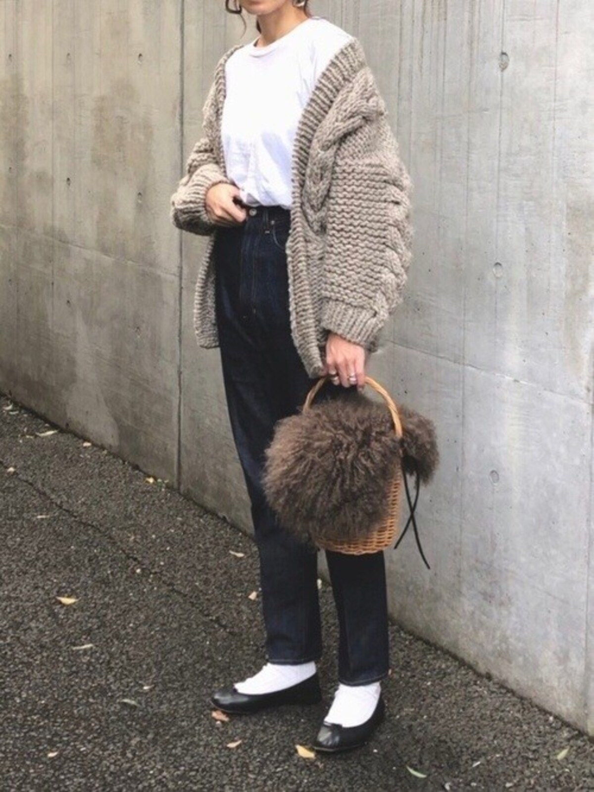 羽織りものをグレーにするといろんなコーデに合わせやすい　出典：WEAR