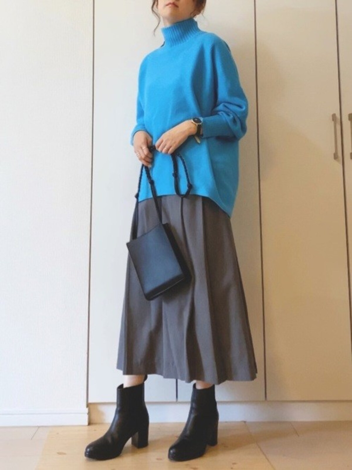 グレーのスカートはビビッドカラーのトップスもなじむ　出典：WEAR