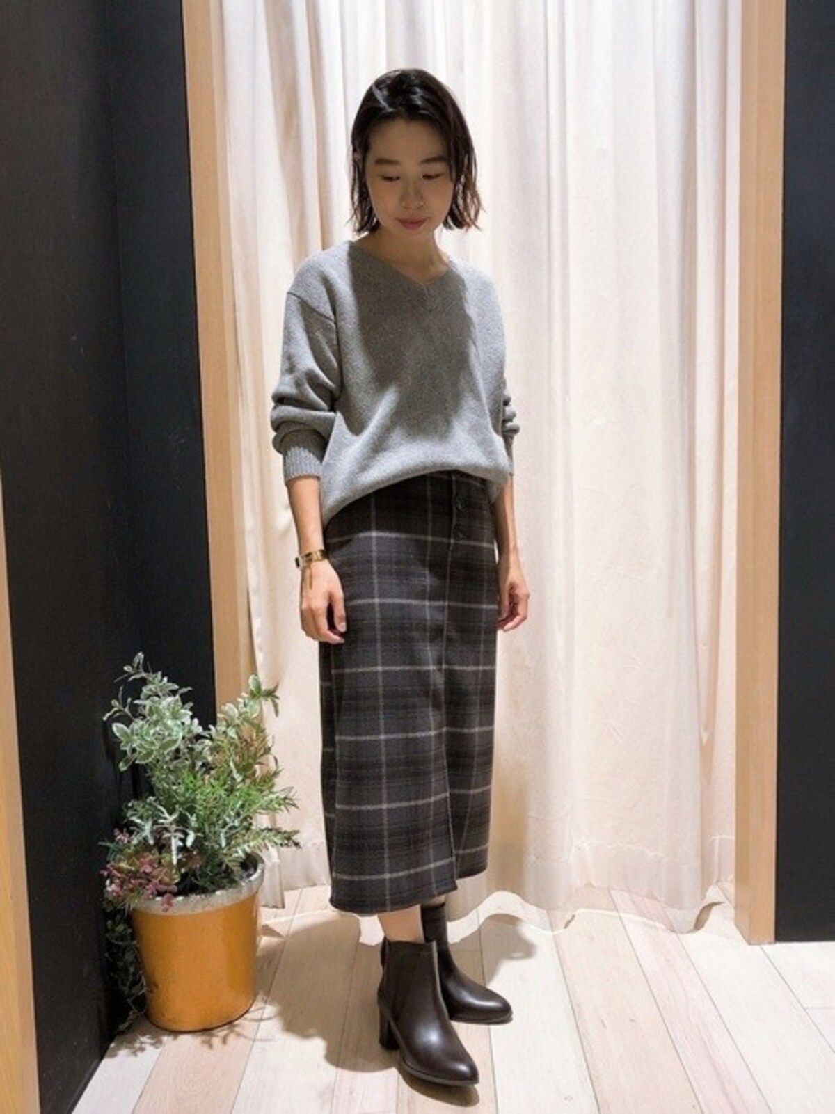 オンオフで活躍させられそうなグレーベースのチェックスカートは買い　出典：WEAR