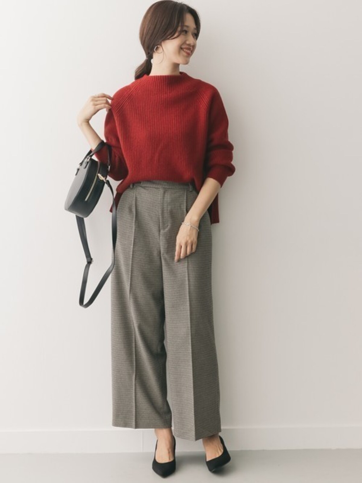 顔の印象も生き生きと明るく見せる赤ニットはグレーのボトムスと　出典：WEAR