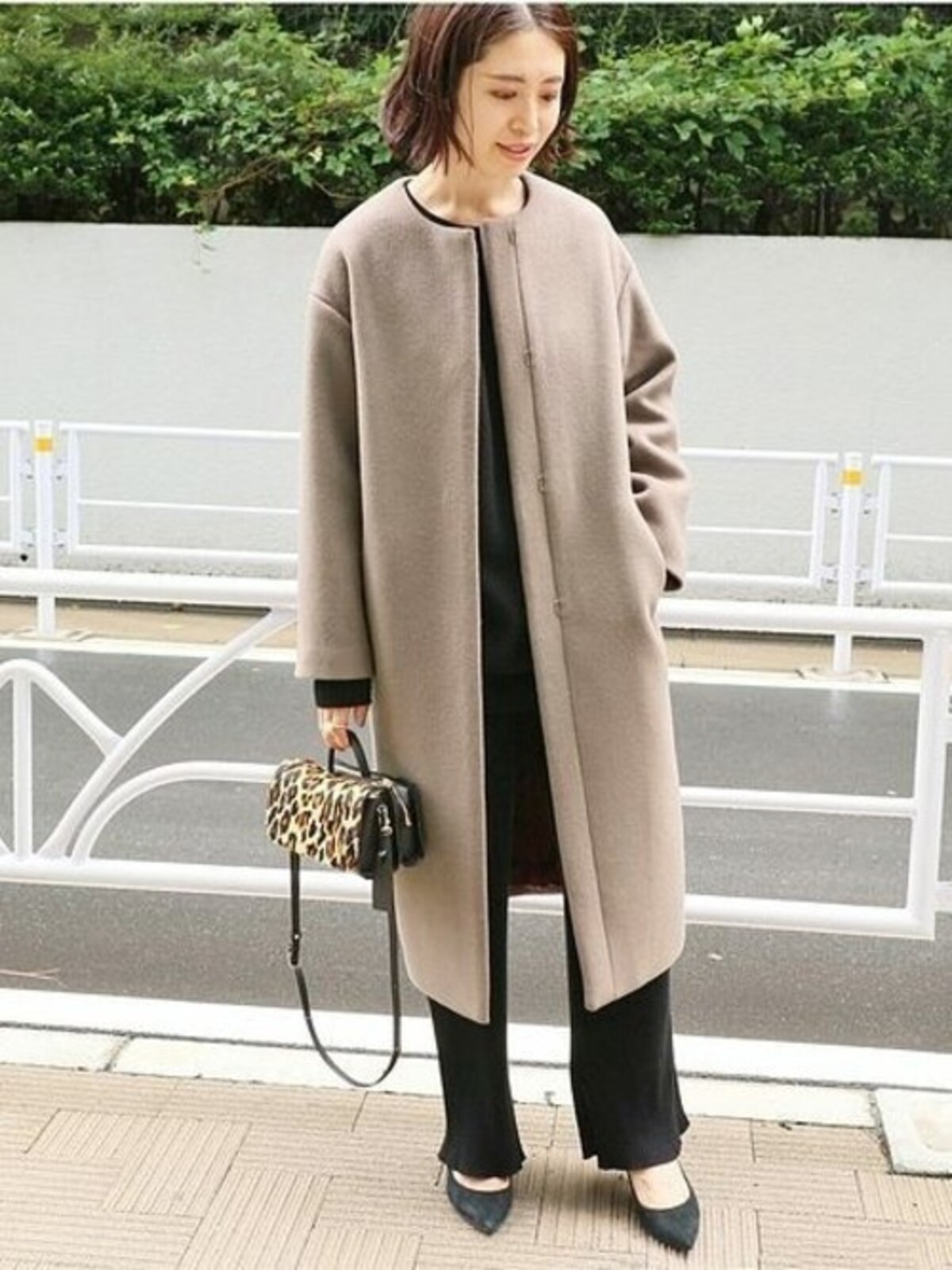 トップス＆ボトムスを黒で統一し、コートでロング＆リーンな着こなしに　出典：WEAR