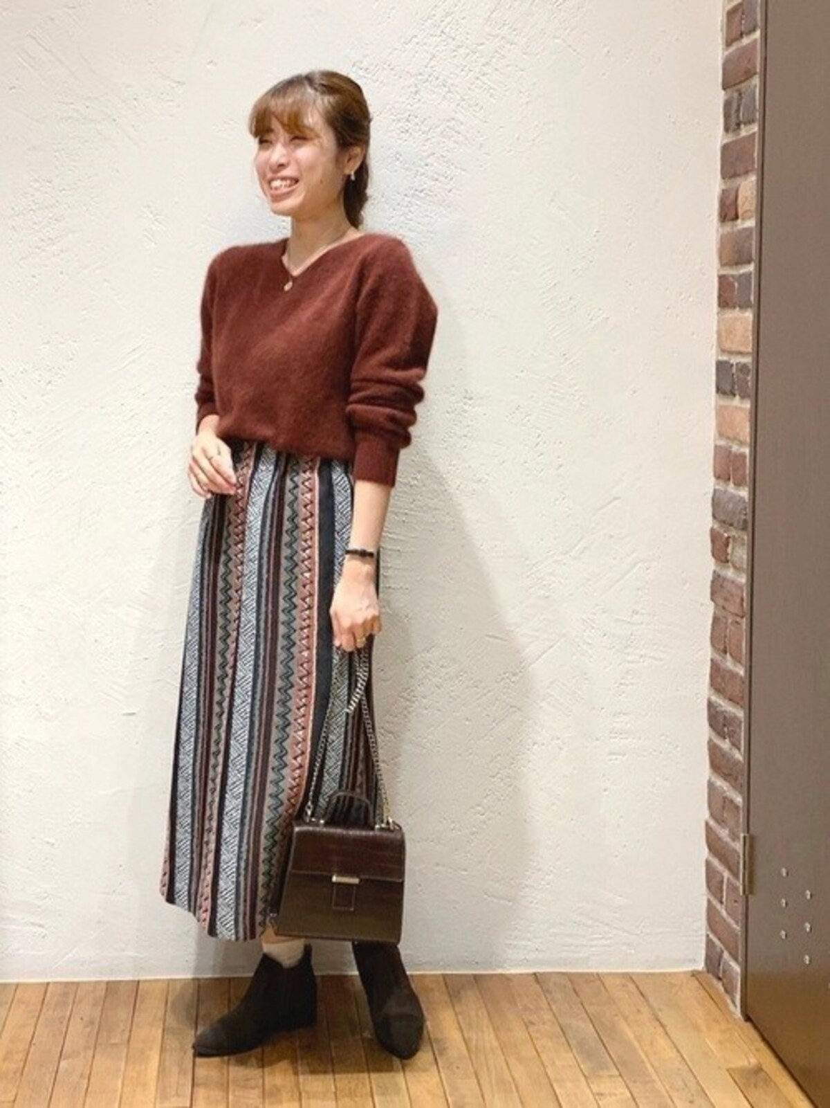 Vネックなら浅めで、暖かみのある素材や色味を選ぶのがおすすめ　出典：WEAR