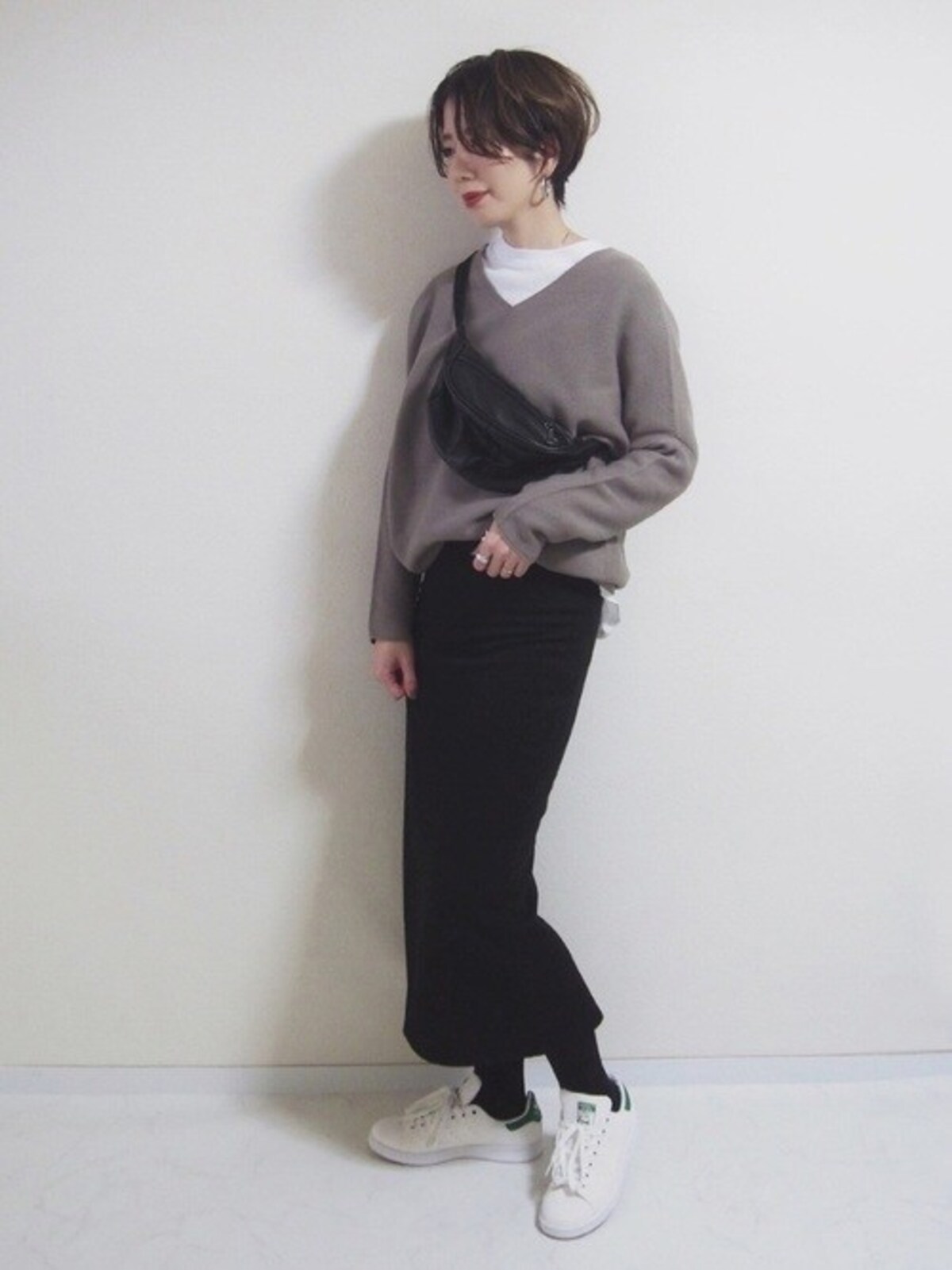 インナーに首の詰まったTシャツを重ねると、ぐっと今っぽく生き返ります　出典：WEAR