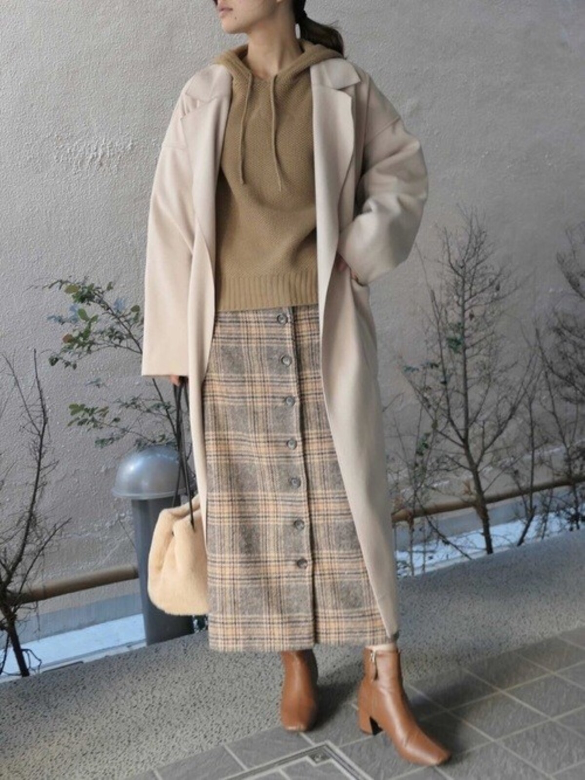 きれいめなコートやスカートをベージュのパーカーであか抜けさせて　出典：WEAR