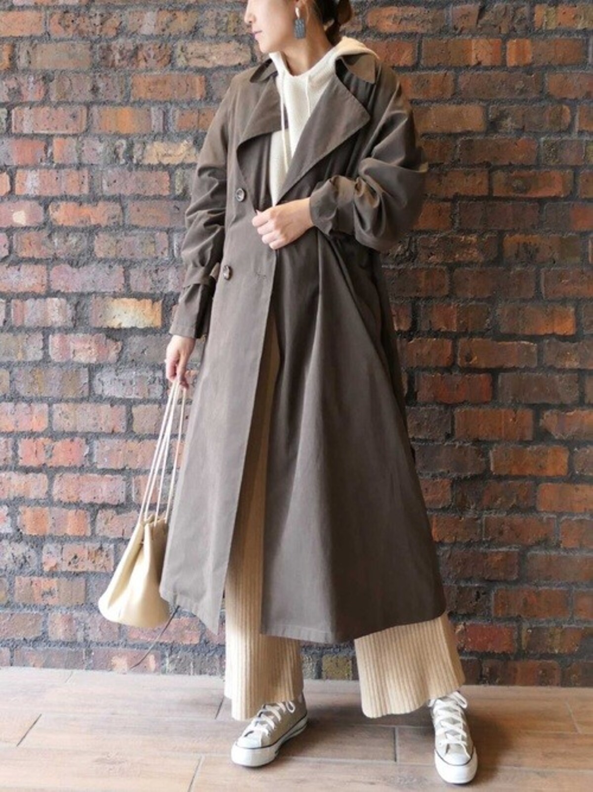 ラインがきれいなダークカラーのロングコートも白系のパーカーで抜け感を　出典：WEAR