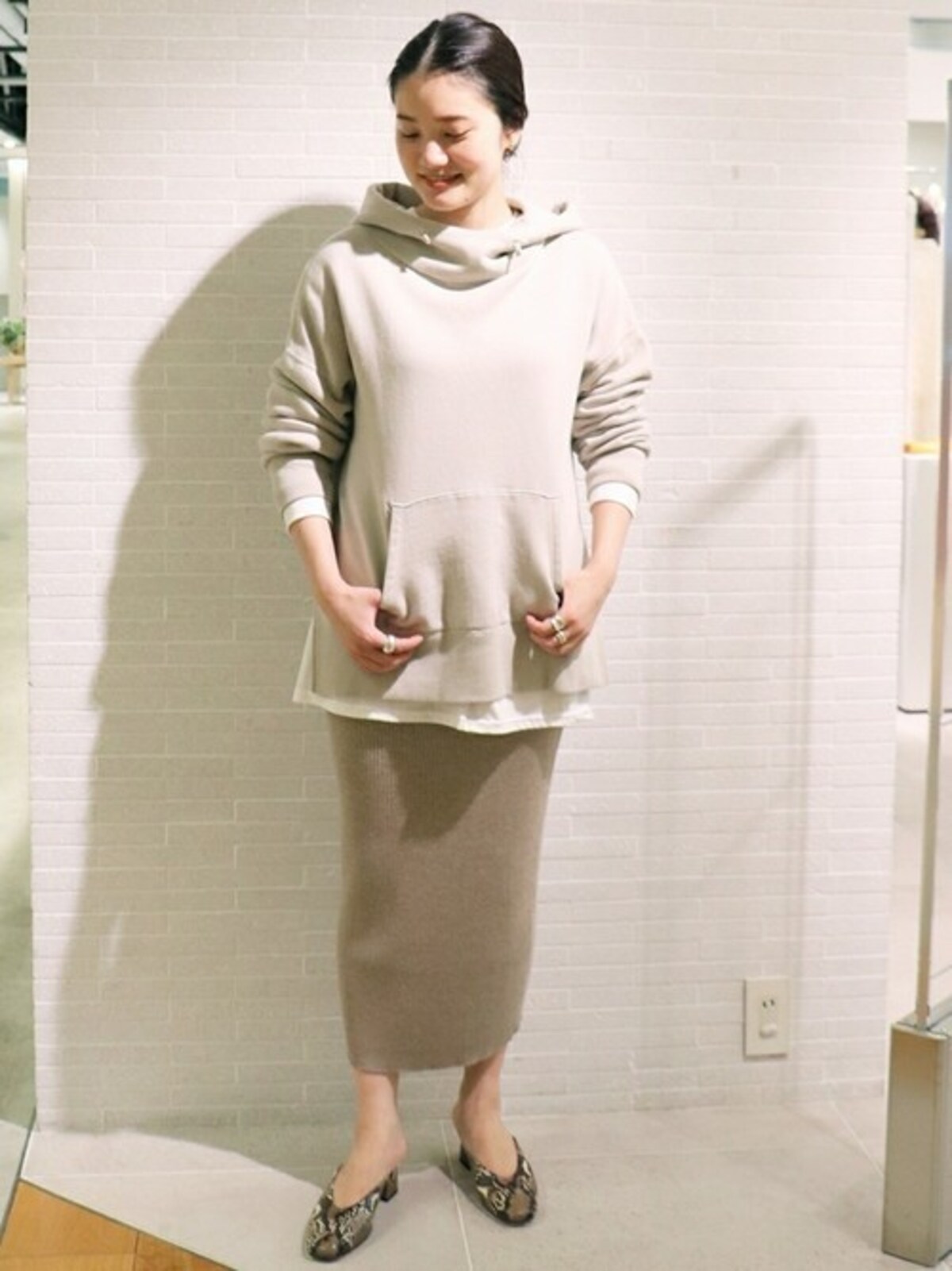 パーカーの色をベースにワントーンでまとめると大人な印象に　出典：WEAR