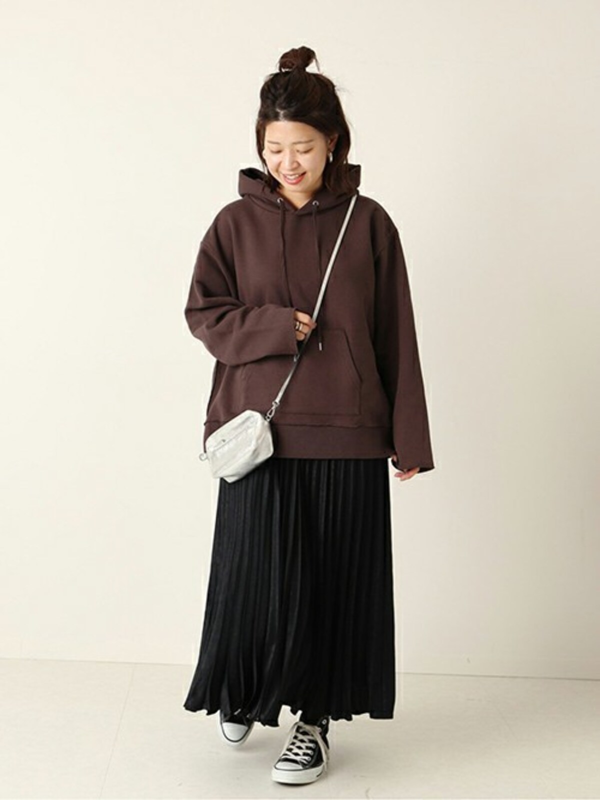 ブラウン＆黒の暗めな組み合わせもカジュアルなパーカーで絶妙なバランスに　出典：WEAR
