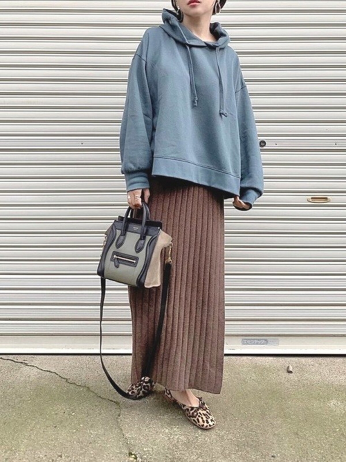 くすみブルー＆ブラウンもパーカーのゆるっとしたラインでこなれて見える　出典：WEAR