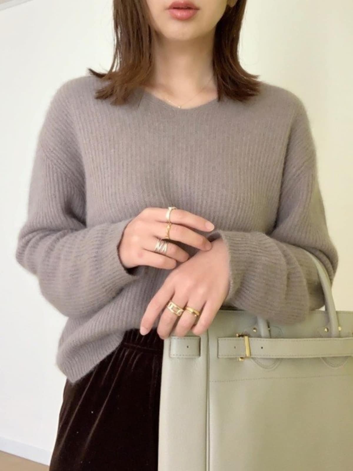カットが浅いVネックなら上品なイメージに仕上がります　出典：WEAR