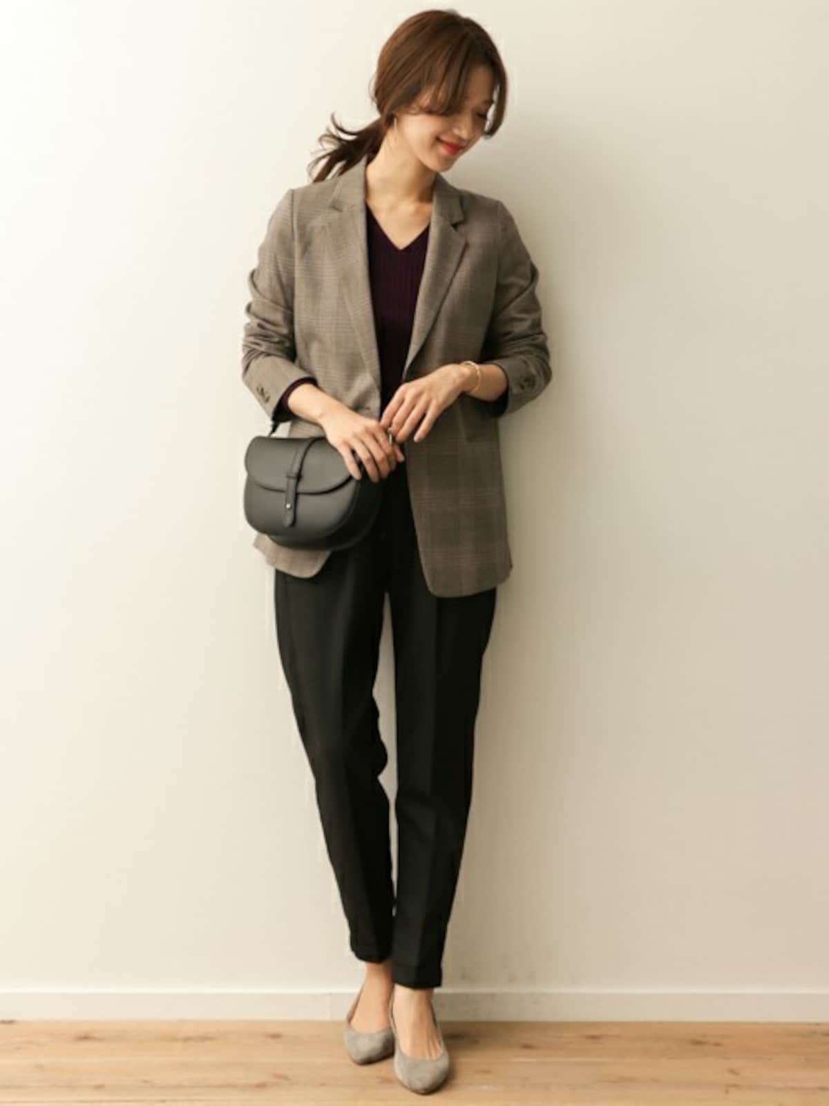 全身かっちりと落ち着いたコーデの時はVネックが抜け感を作ってくれることも　出典：WEAR