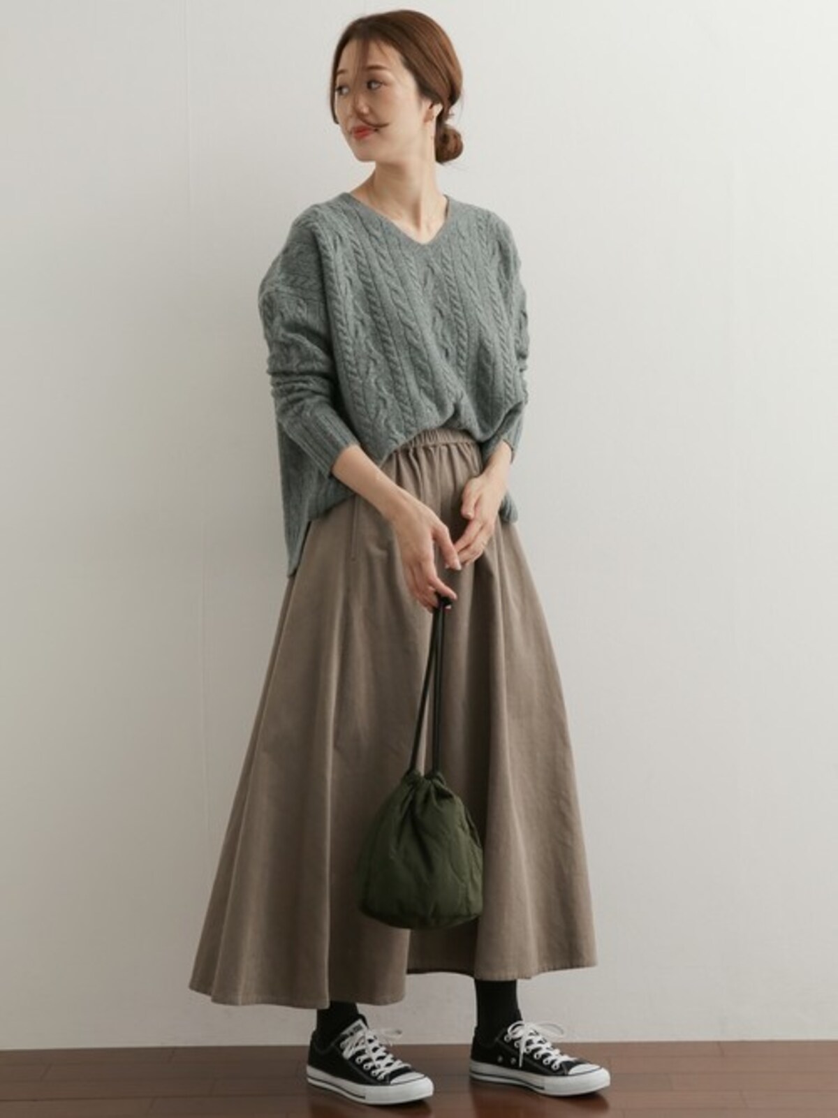 暖かそうに見える厚手の生地感はVネック向き　出典：WEAR