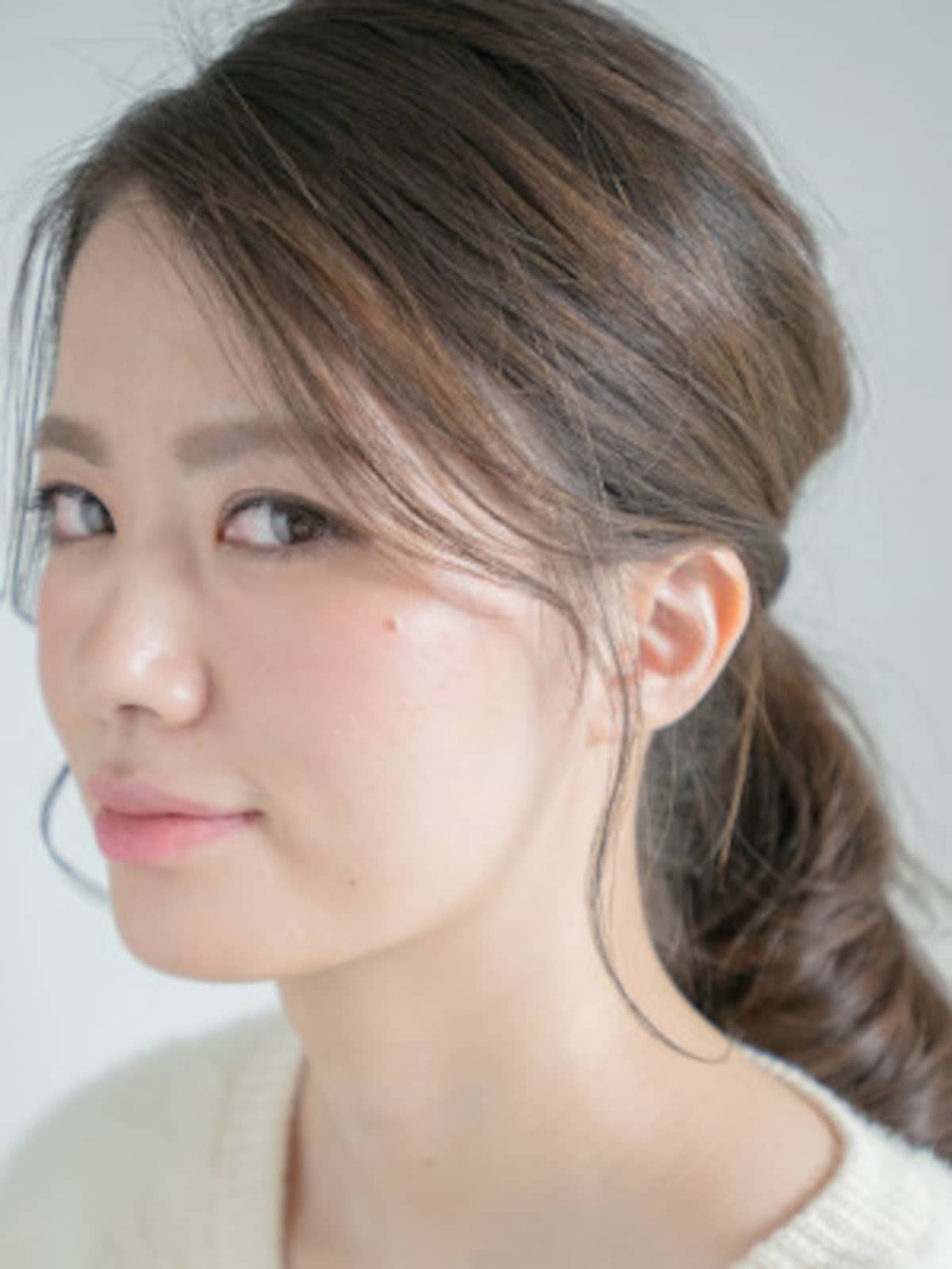 顔周りの後れ毛は、少なめにとって抜け感を出す