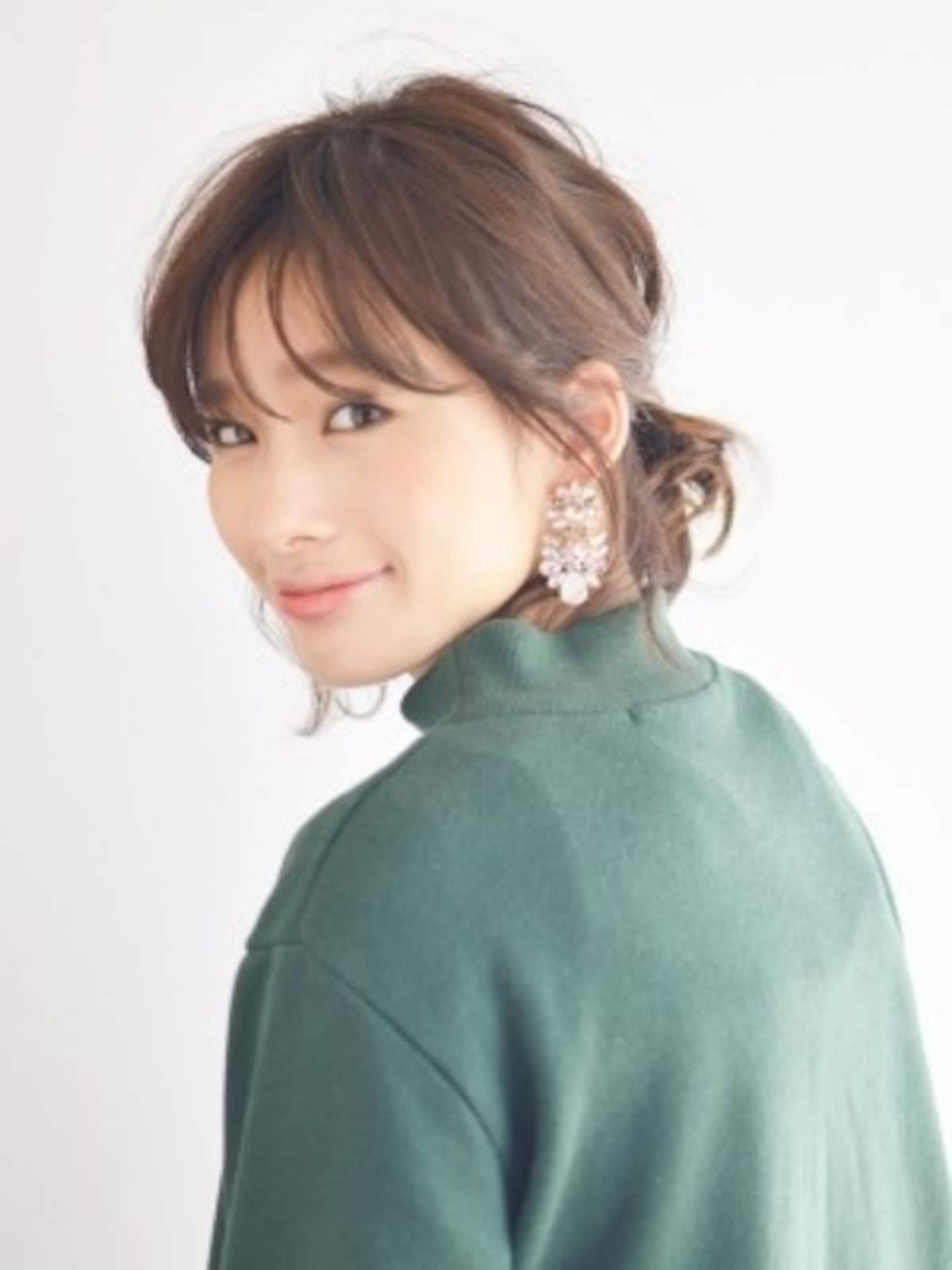 ボブショートヘアで作る、こなれ感ある一つ結び