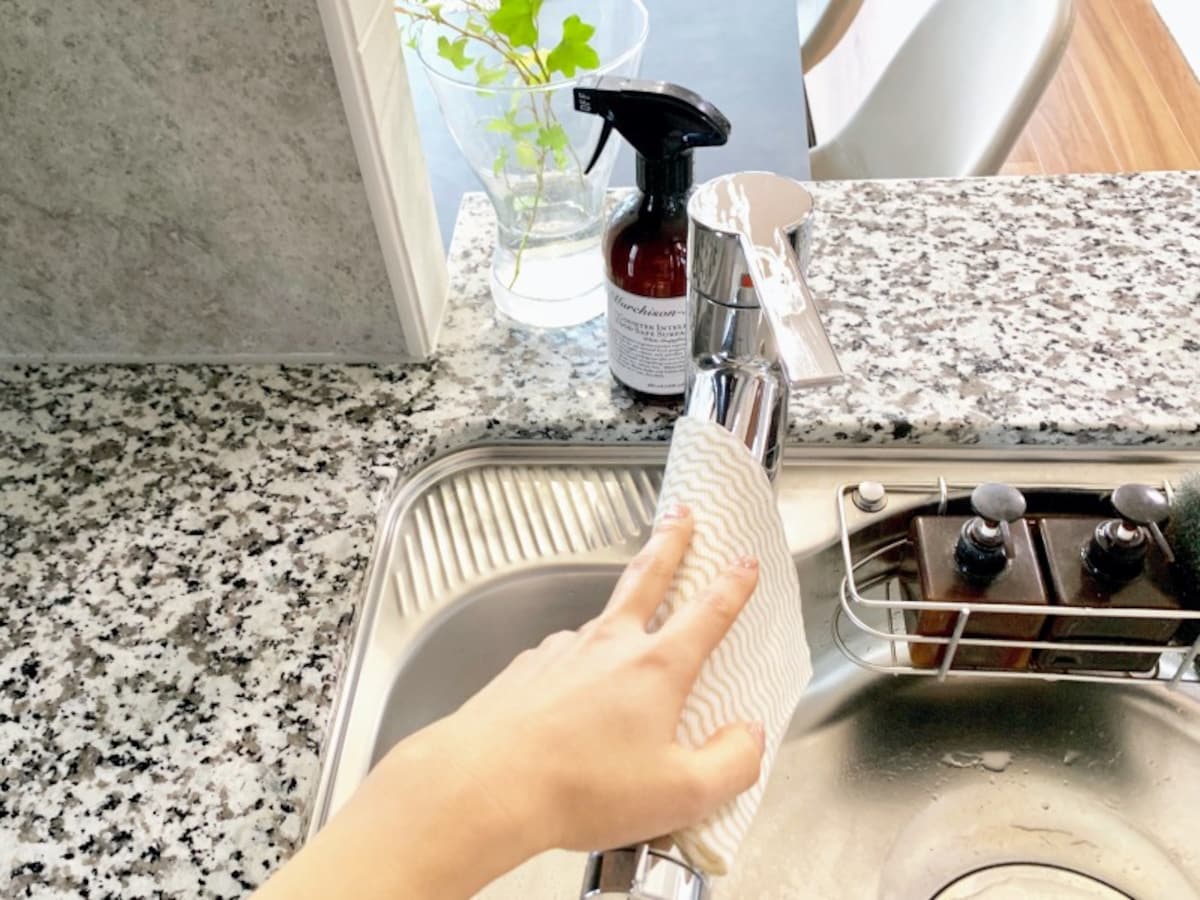 水はねの水分もしっかりと吸収するカウンタークロス
