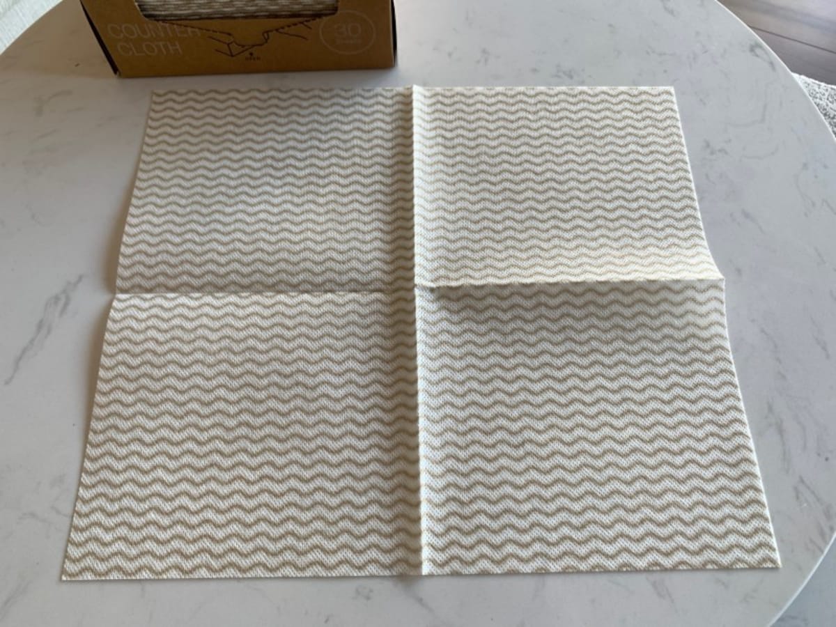 しっかりとした厚みでサイズは30cm×35cm