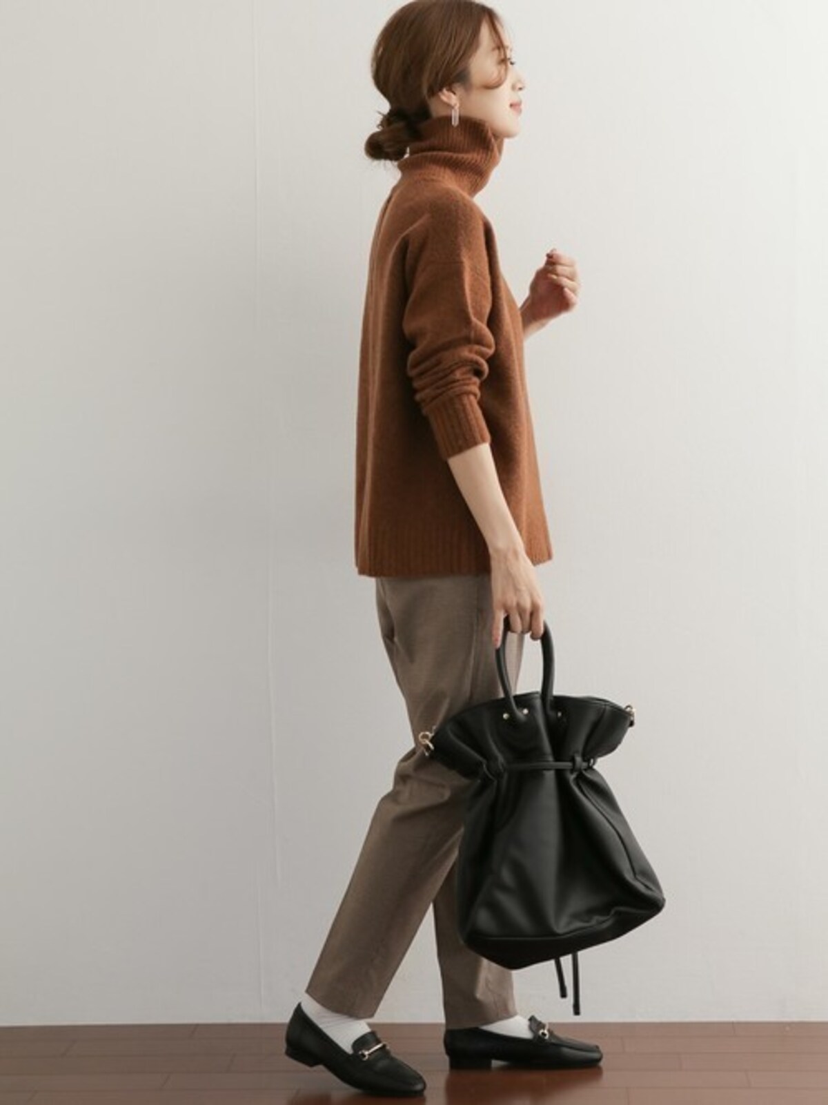 長めタートルなら少し優し気に見えるようなカラーが使いやすいかも　出典：WEAR