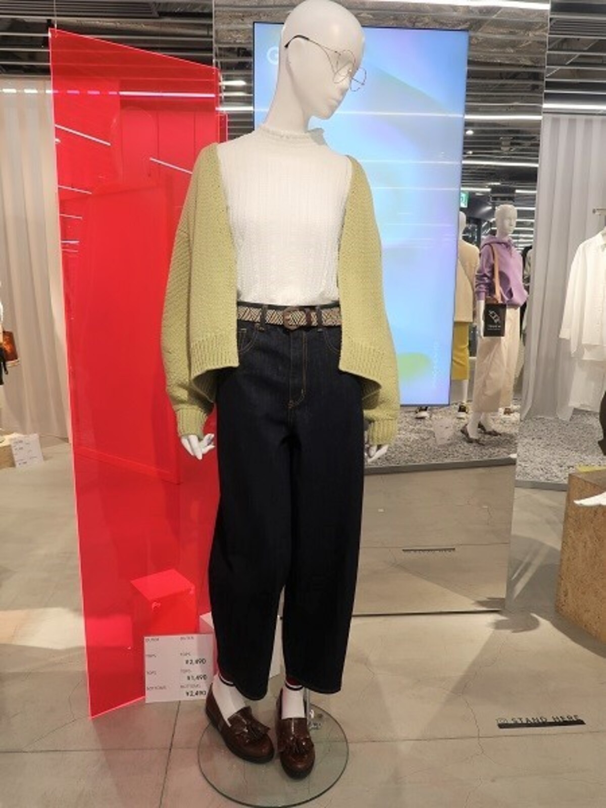 少し丸みがあって裾に向かって細くなるコクーンデニムが登場