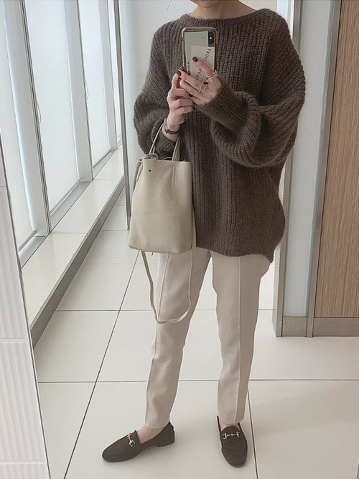 カーキのゆるニットも白ボトムスなら清潔感のあるコーデに　出典：WEAR