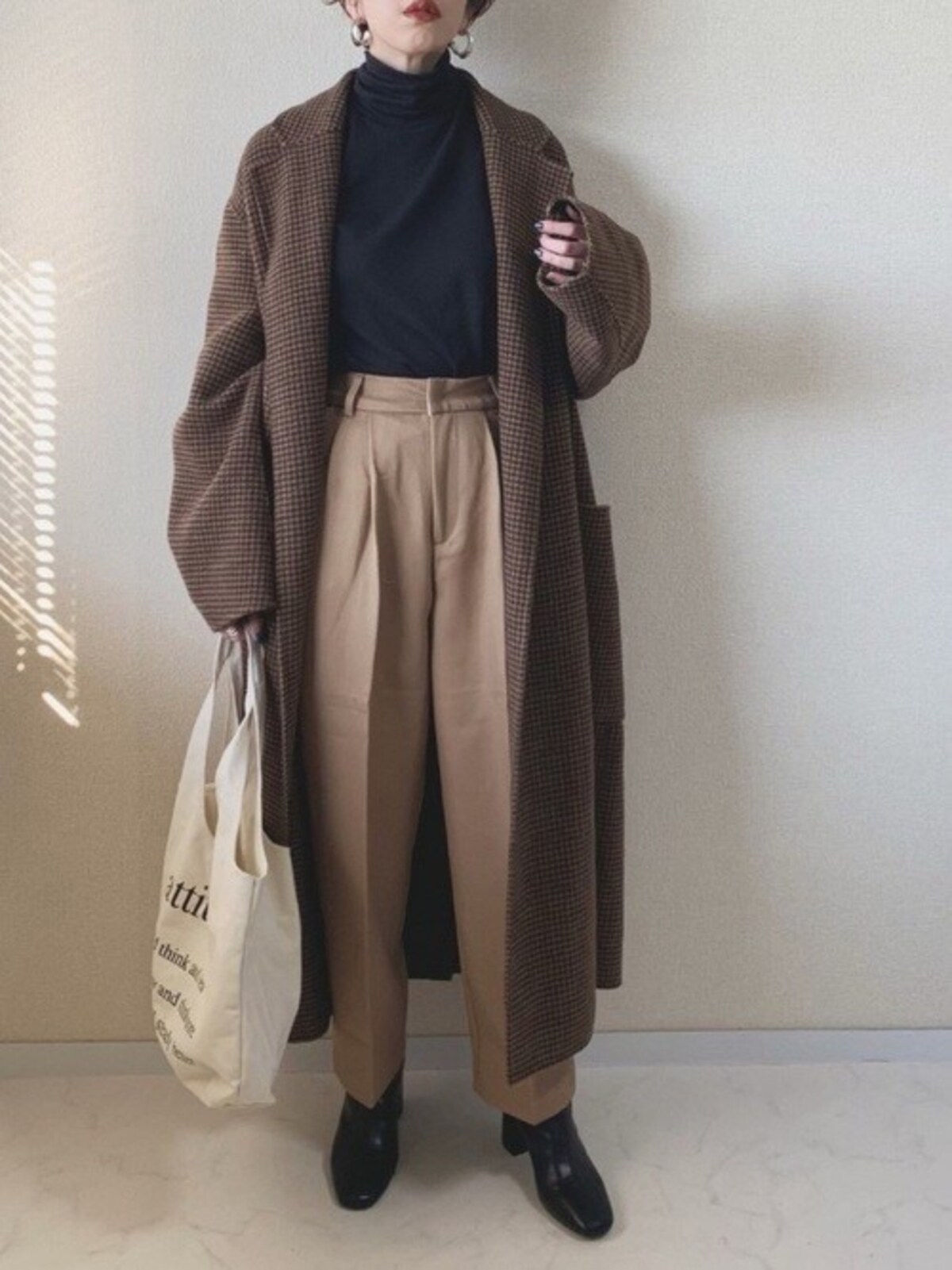 ダークカラーでもボトムスがきれいめなら地味には見えない！　出典：WEAR