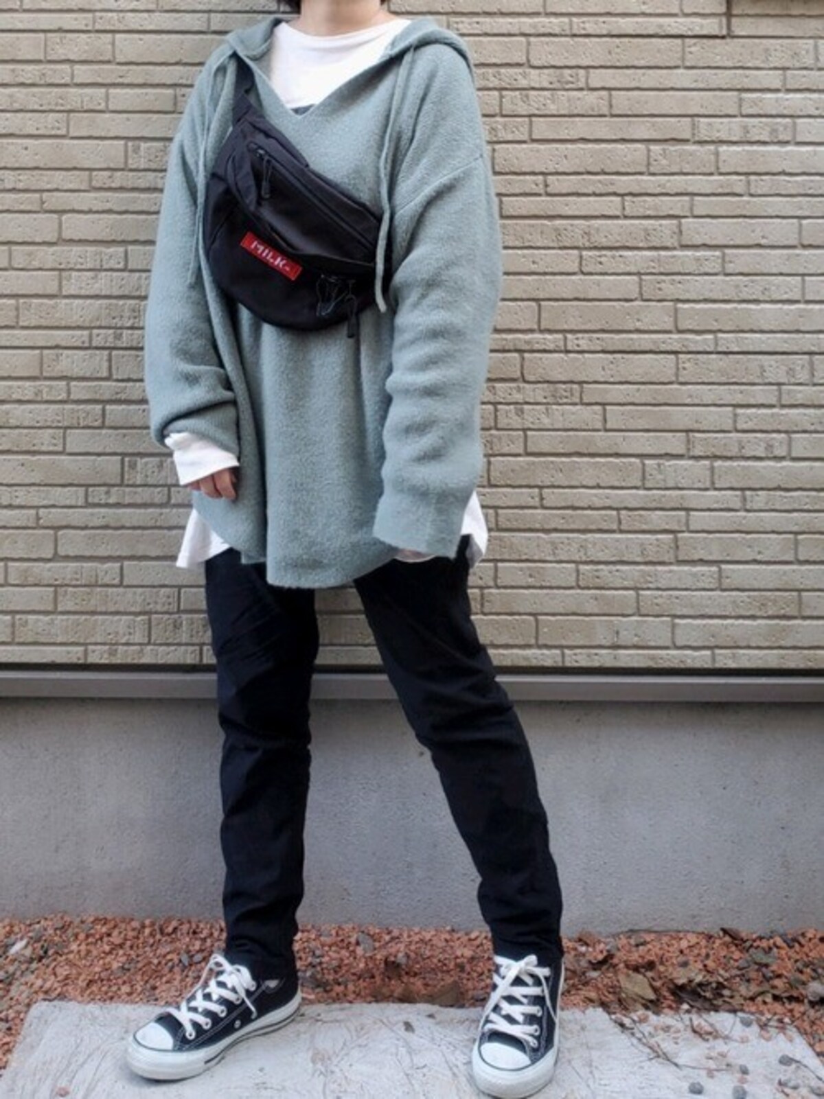 大きめトップスを絶妙にレイヤードしておしゃれ暖パンコーデに　出典：WEAR