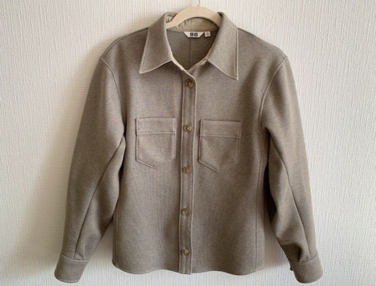 コットン100％のジャージー素材なのでコートの中にも着られます