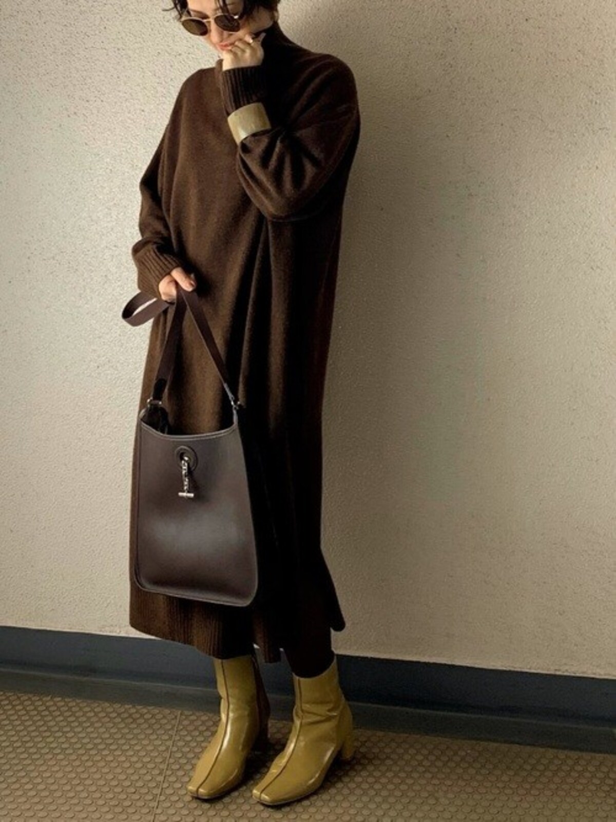 エルメスのバッグもユニクロのワンピでおしゃれにカジュアルダウン　出典：WEAR