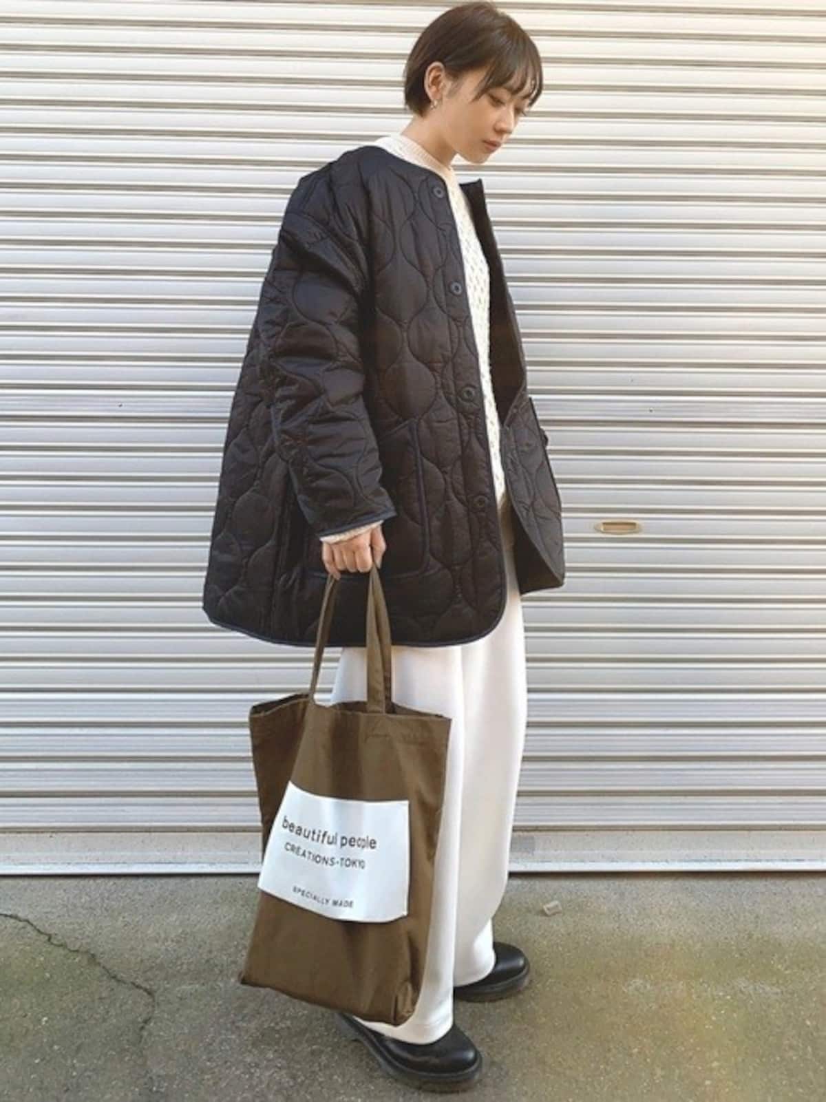 白のパンツもユニクロプライスなら気軽にトライできる　出典：WEAR