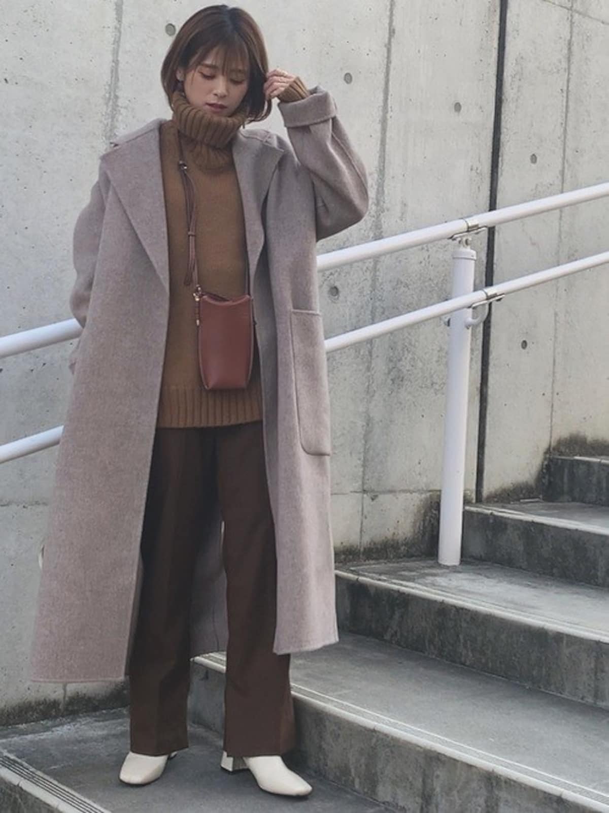 オーバーサイズなゆるっと感がコートを脱いでも可愛いコーデに　出典：WEAR