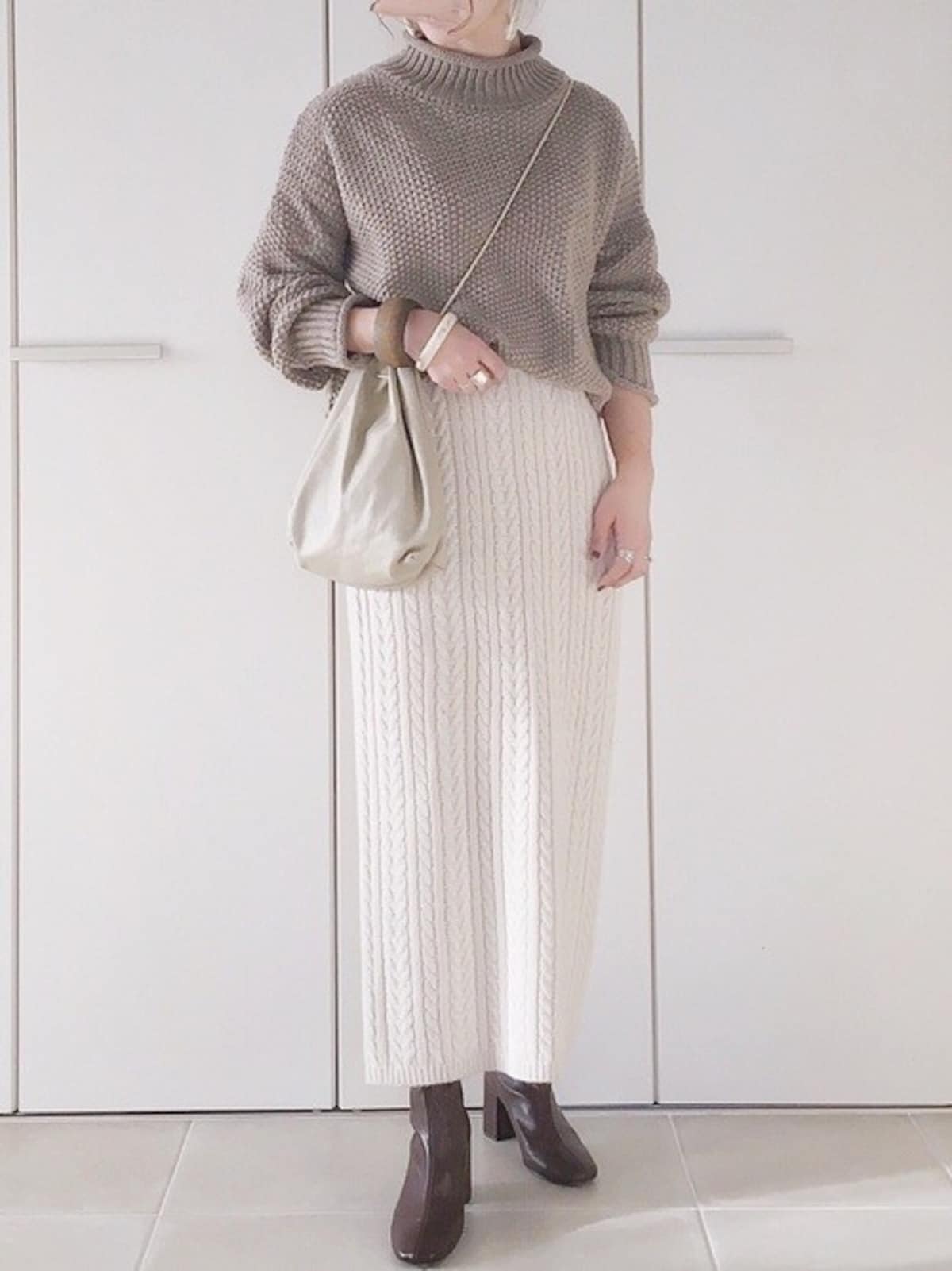 オフホワイトのニットスカートは楽チンでもおしゃれ見え　出典：WEAR