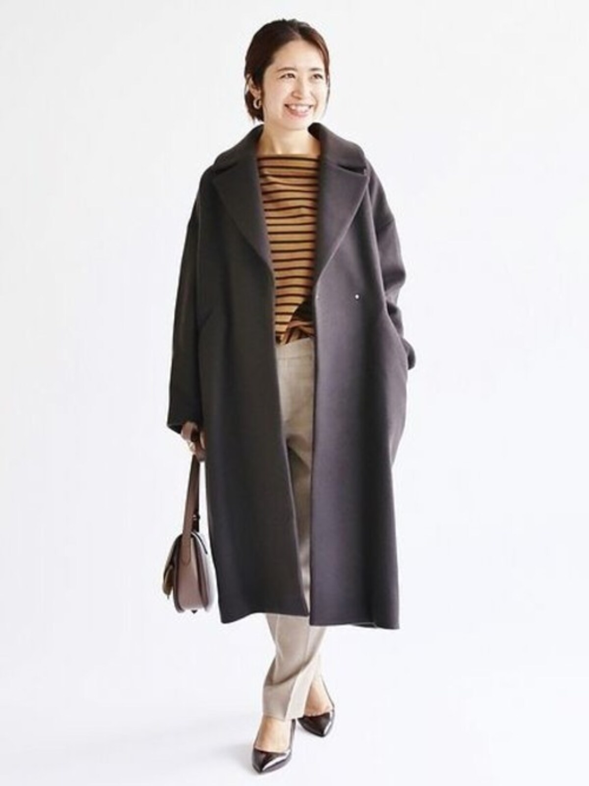 ベーシックカラーのきれいめロングコートはずっと使える　出典：WEAR