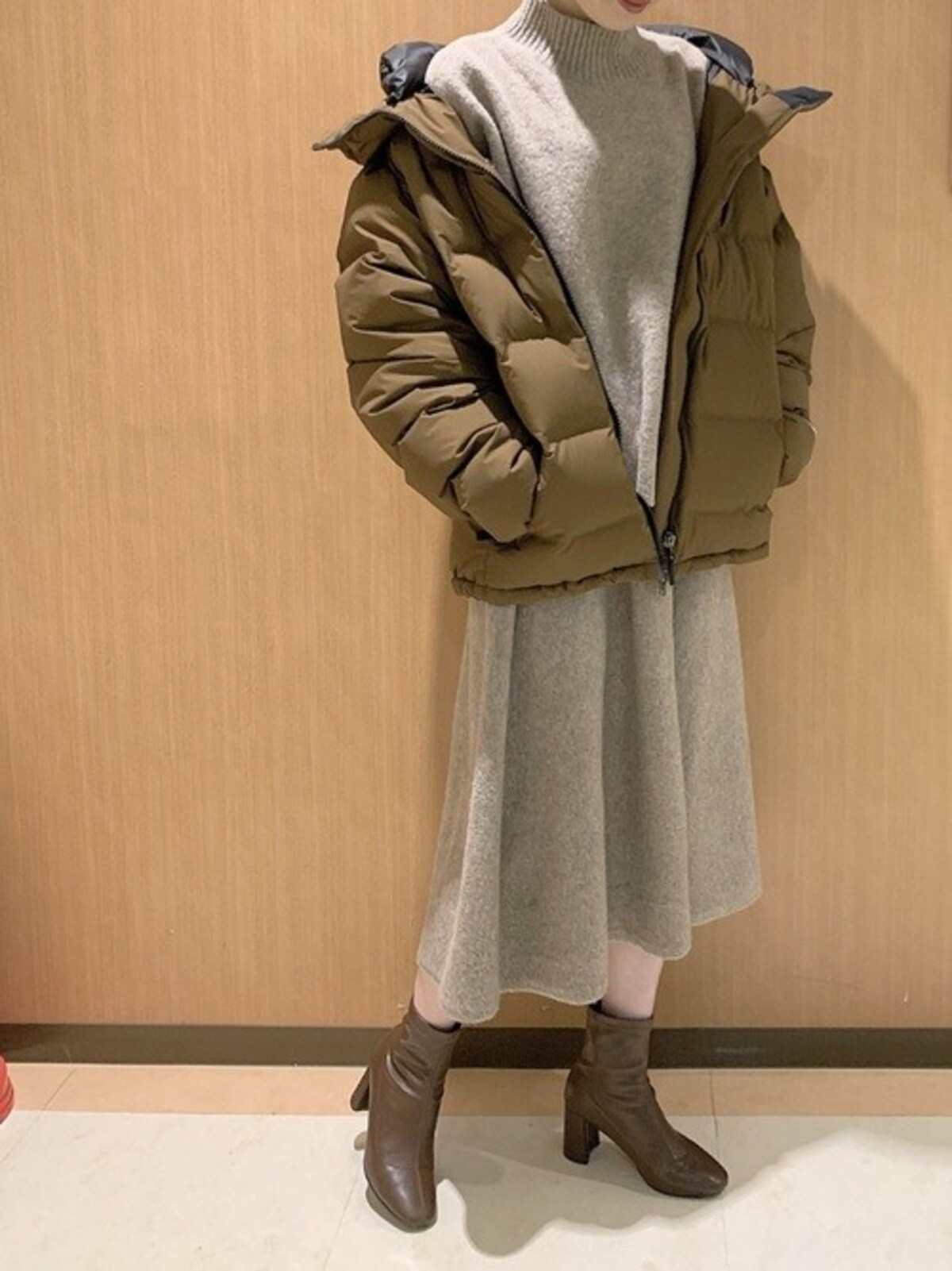 ノースフェイスのショート丈ダウンをユニクロのセットアップに合わせて　出典：WEAR
