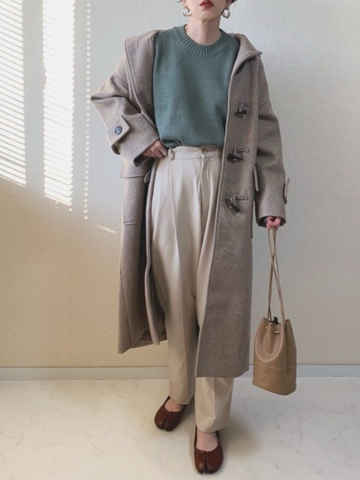 オフの日はアクセントになるような小さめバッグもおすすめ　出典：WEAR