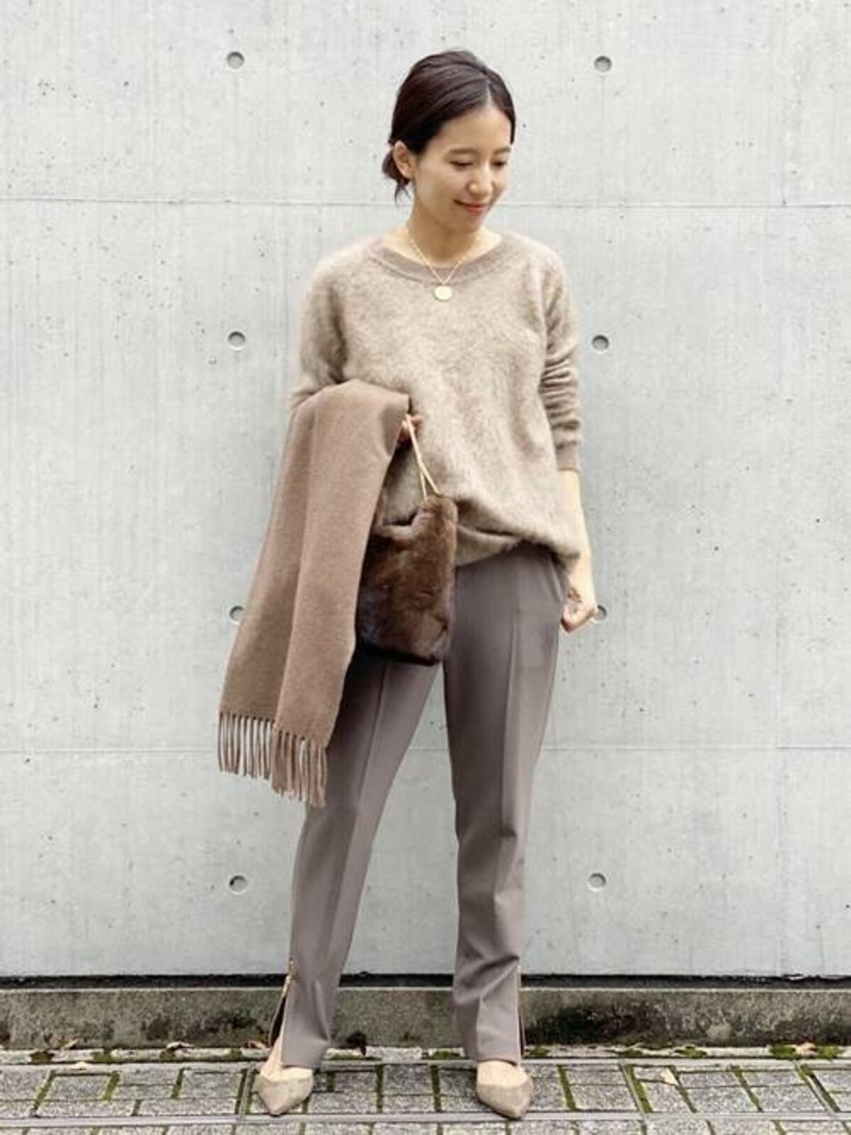 首の開いているニットやおしゃれなワントーンコーデの時こそ、インナーのはみ出しに注意を！　出典：WEAR