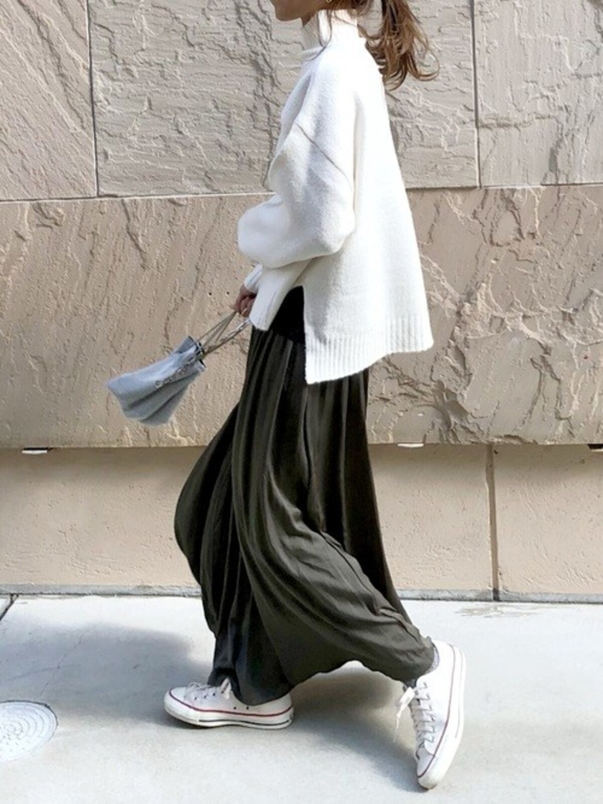 ツヤ感のあるボトムスなら足元がスニーカーでもおしゃれをキープ　出典：WEAR