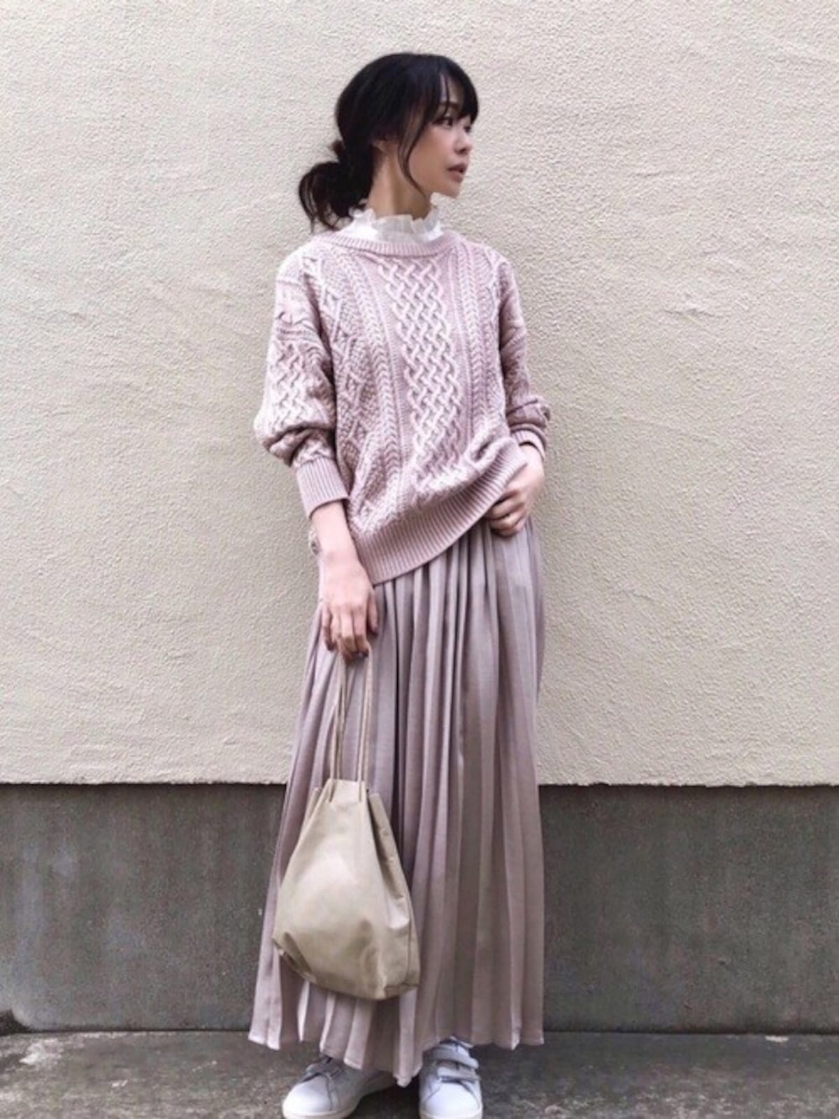 首元にフリルブラウスなどをレイヤードして甘めなアクセントに　出典：WEAR