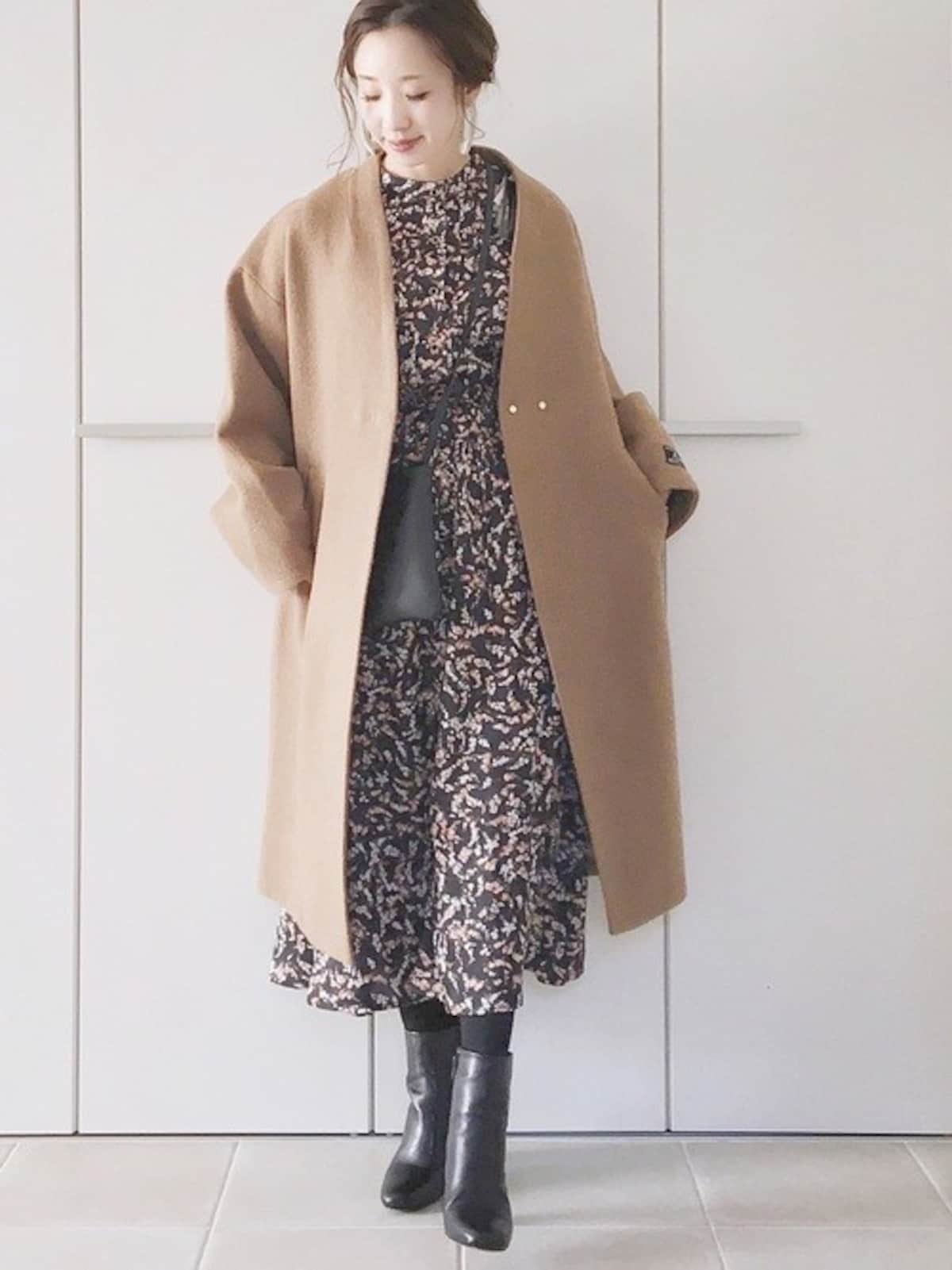 花柄ワンピース＆ノーカラーコートの組み合わせでレディな雰囲気に　出典：WEAR