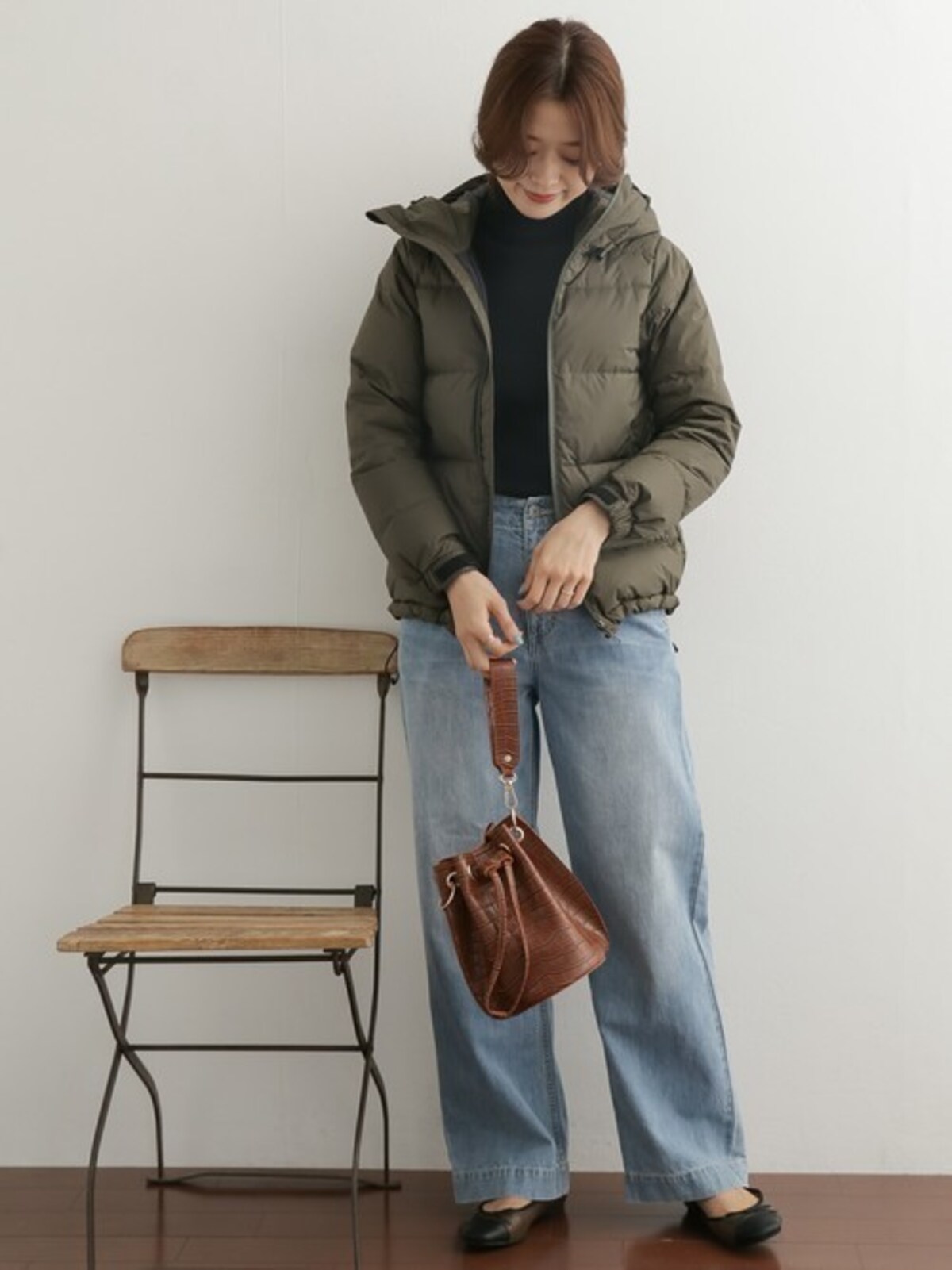 ゆるっとしたデニムにはスニーカーではない方がおしゃれ見えします　出典：WEAR