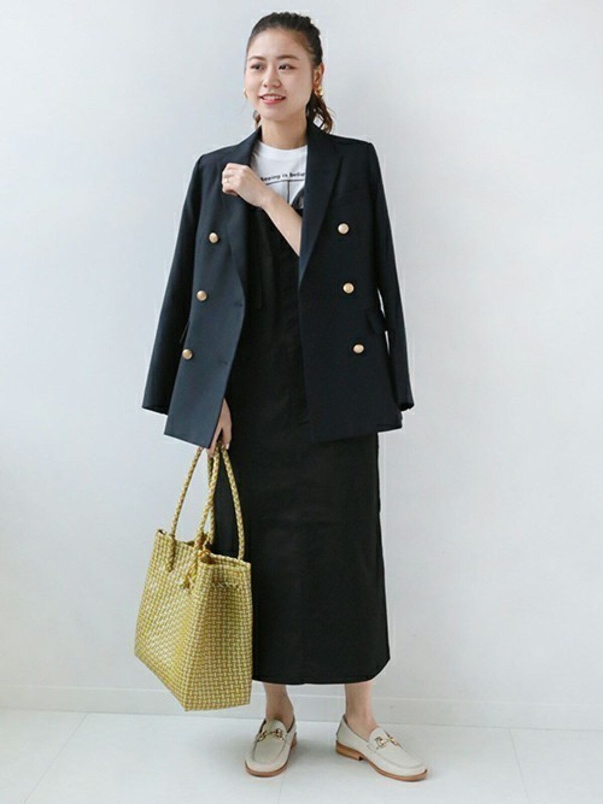 カジュアルコーデでも紺ブレをさらっと羽織ればアラフォー女性らしい大人カジュアルに　出典：WEAR