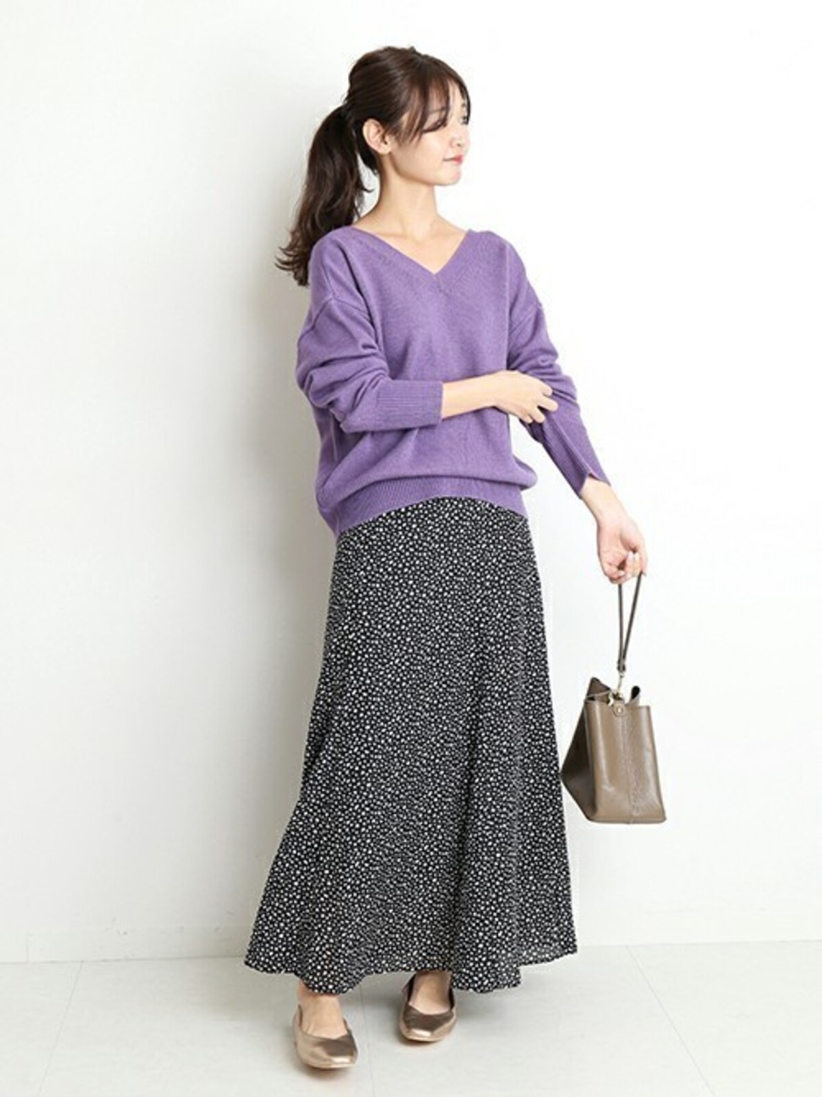 きれいめカラーを合わせるとぱっと華やいで印象を変えられます　出典：WEAR