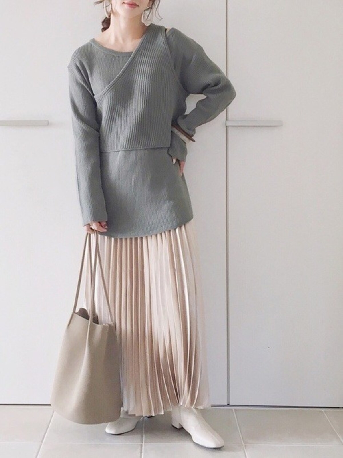 トップスやバッグ、シューズを明るい色にして春コーデにチェンジ　出典：WEAR