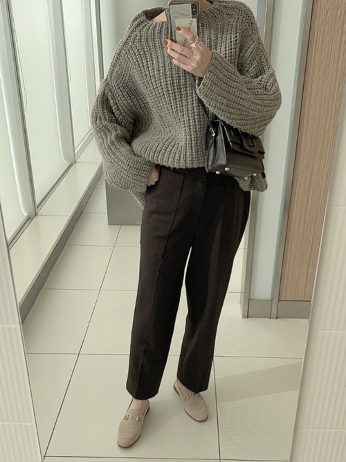 あいまいなニュアンスカラーも似た色でまとめるとあか抜ける　出典：WEAR