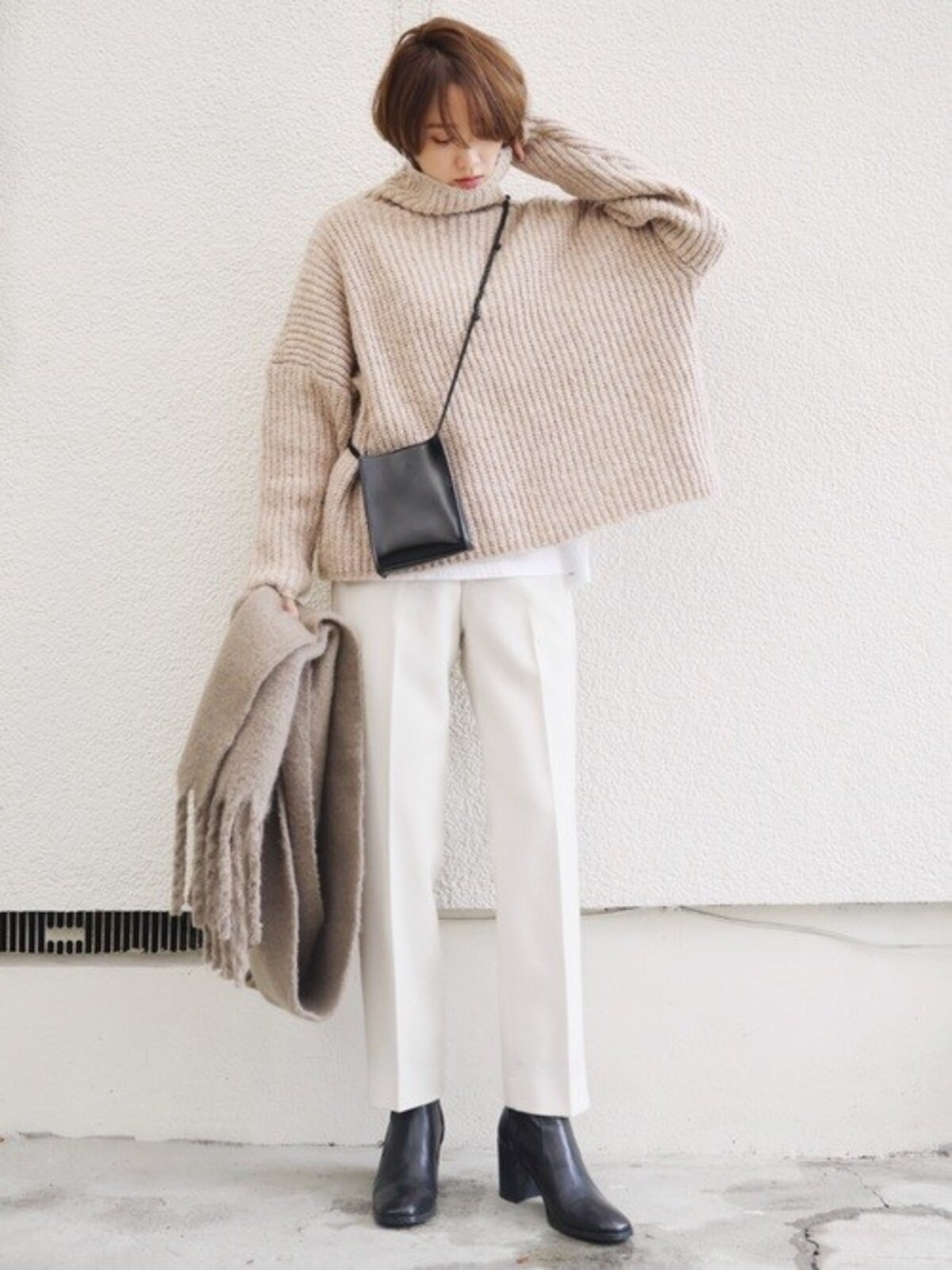 クリーンな白のきれいめパンツですっきり見せるのも◎　出典：WEAR