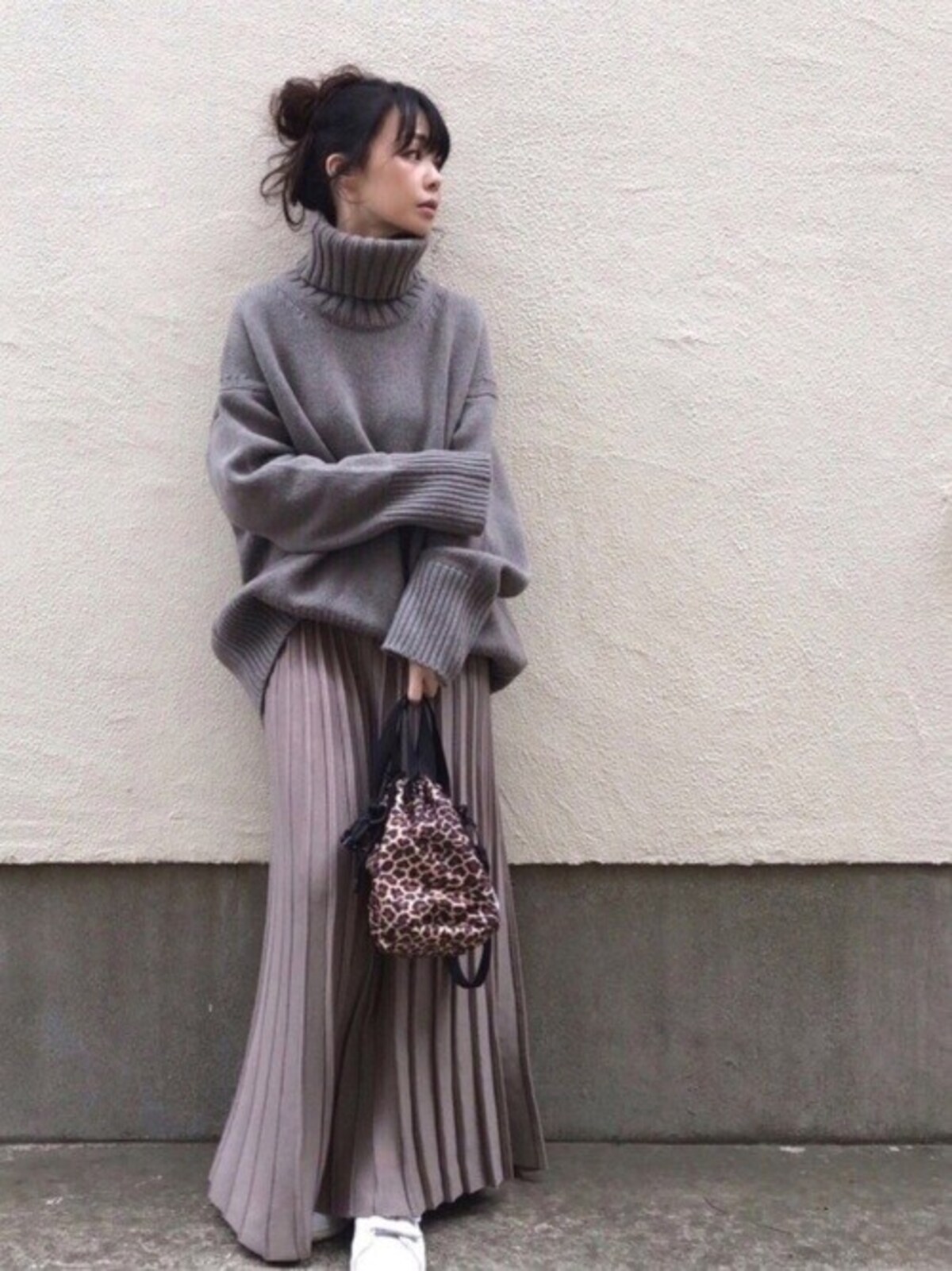 グレーのざっくりニットもツヤありスカートと合わせるとフェミニンに　出典：WEAR