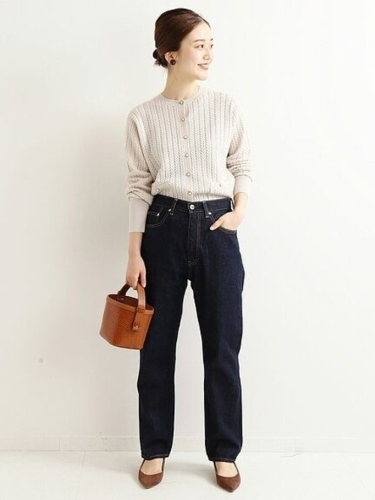 ノンウォッシュのインディゴデニムはきれいめに着やすい　出典：WEAR