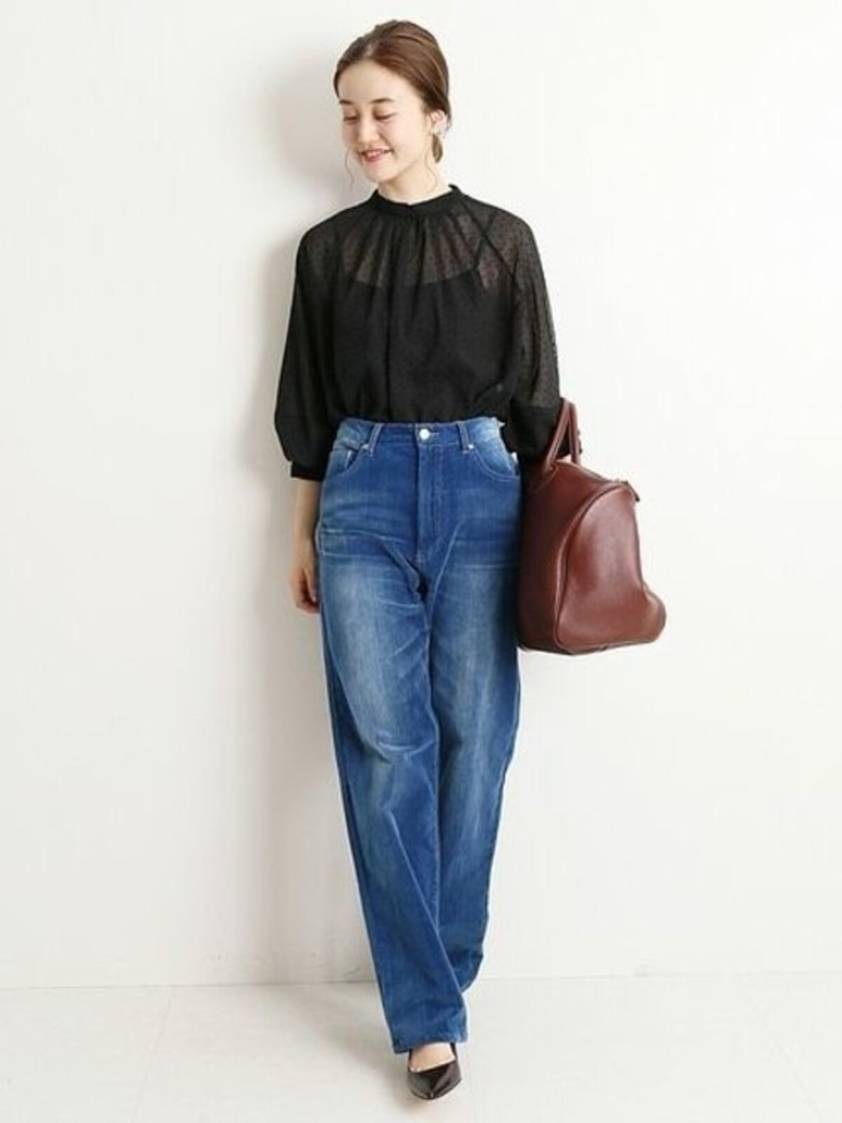 透け感があるとレディライクな雰囲気にまとまります　出典：WEAR