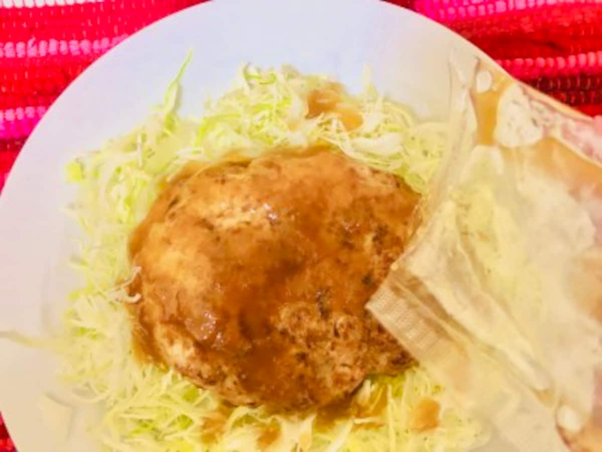 キャベツを敷いたハンバーグに添付の柚おろしソースをかけて、ふんわりラップで一緒にレンジ蒸し！