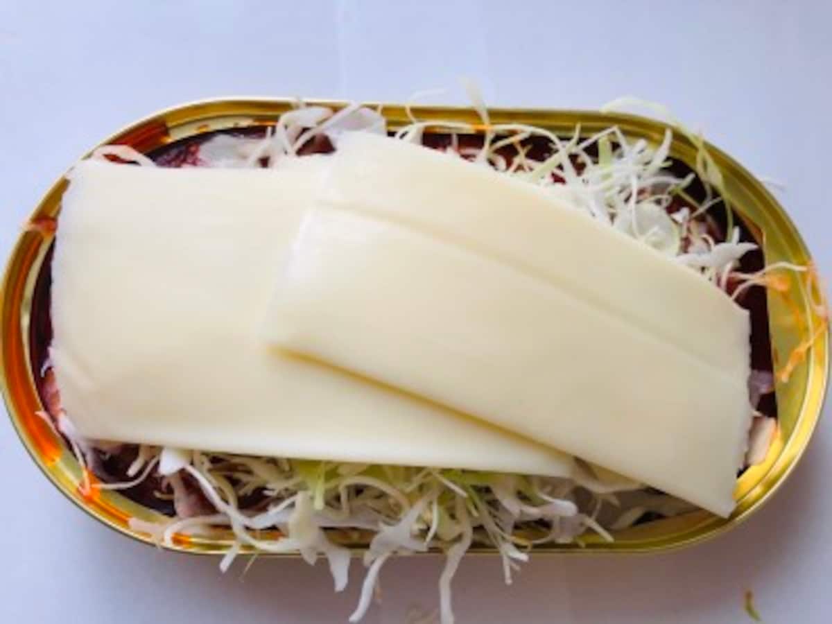 コンビニのカットキャベツOK！しんなりするからたっぷり盛って、チーズでフタ。