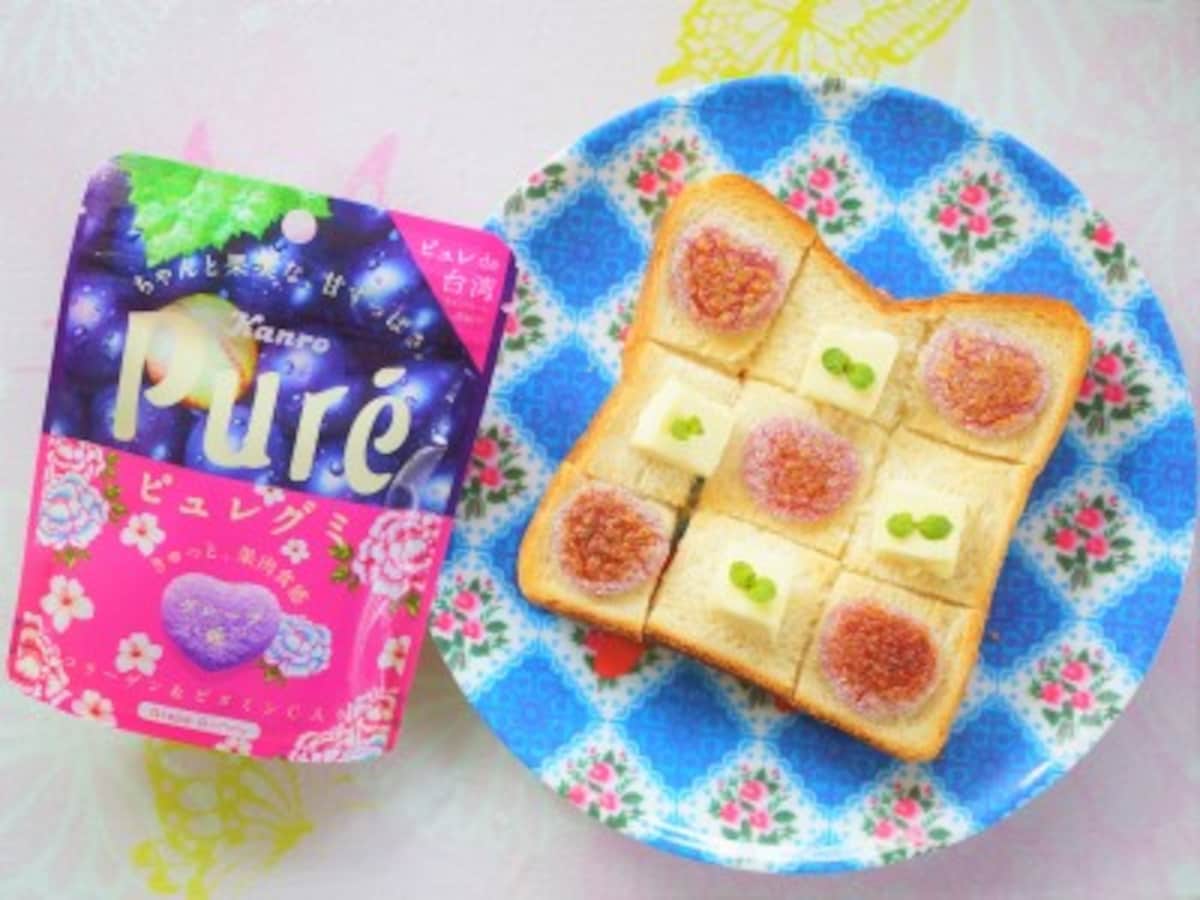 ピュレグミをパンに乗せて焼けばカラフルで可愛いグミトーストに！